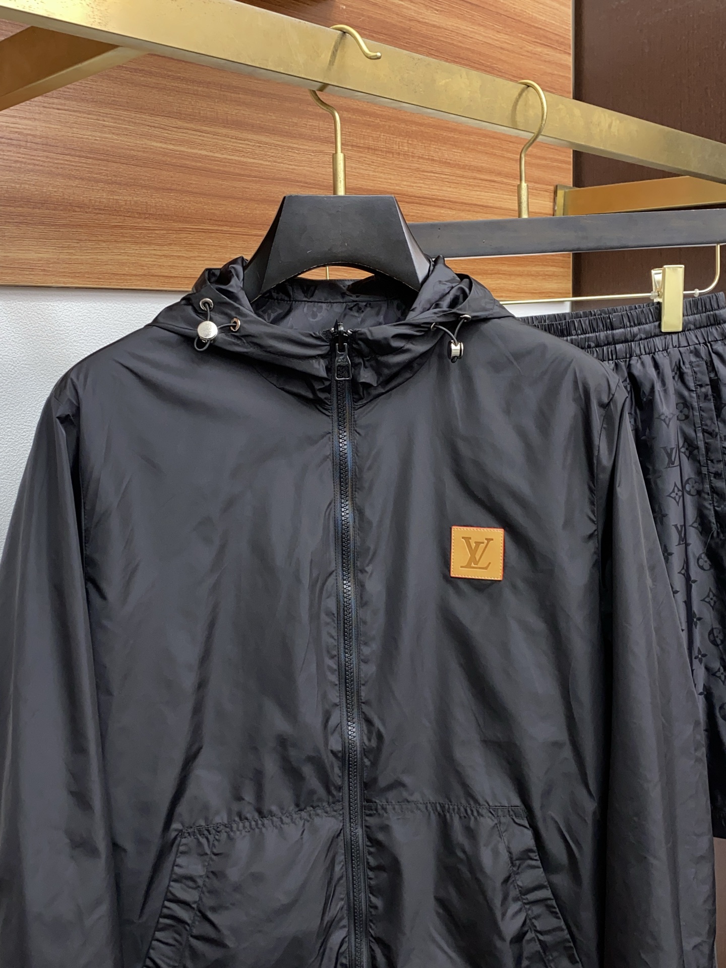 Louis Vuitton 2025 FW Men’s Hooded Jackets: Fashionable, Versatile, and Timeless Styles - 图片 2