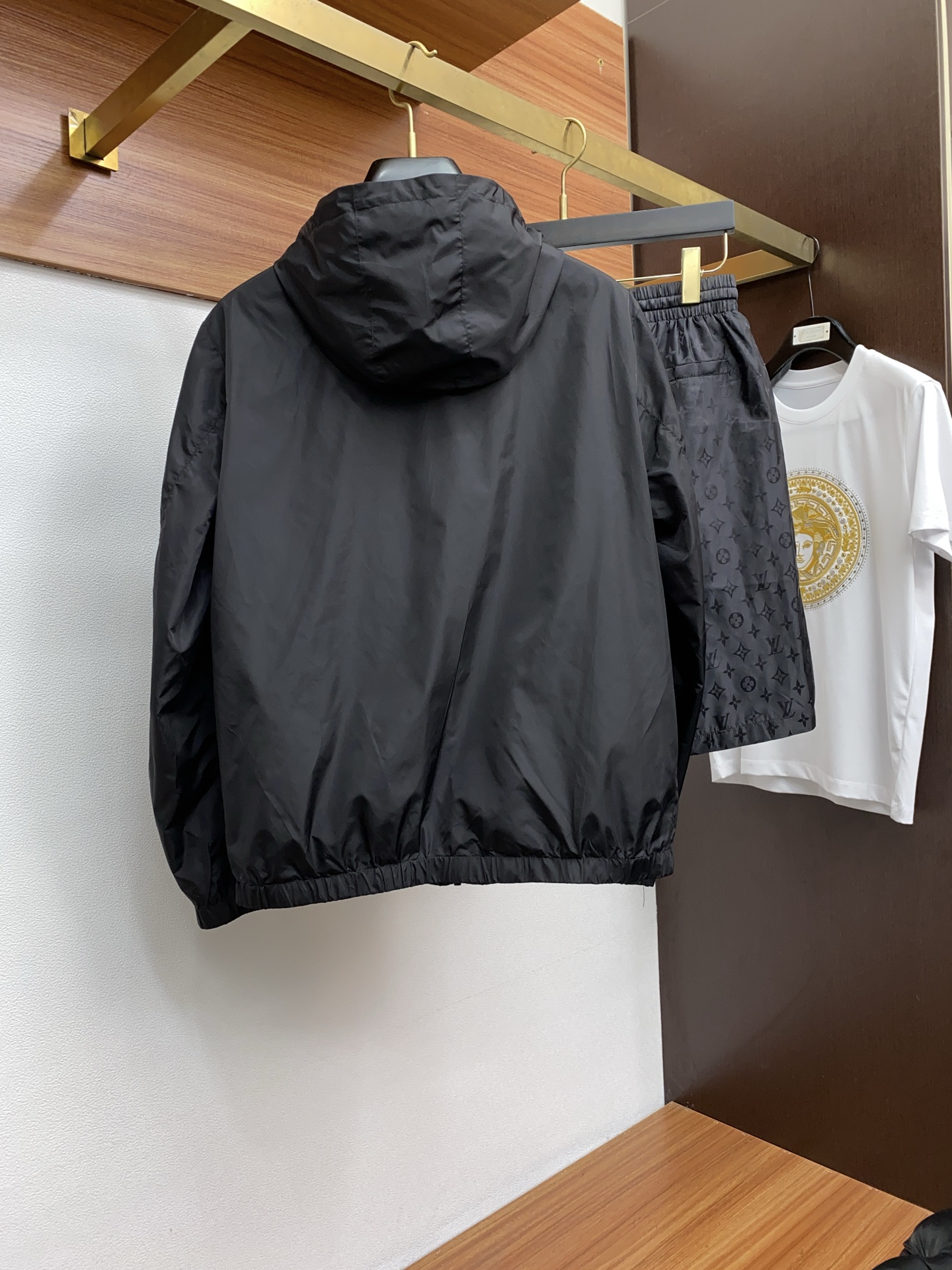 Louis Vuitton 2025 FW Men’s Hooded Jackets: Fashionable, Versatile, and Timeless Styles - 图片 7