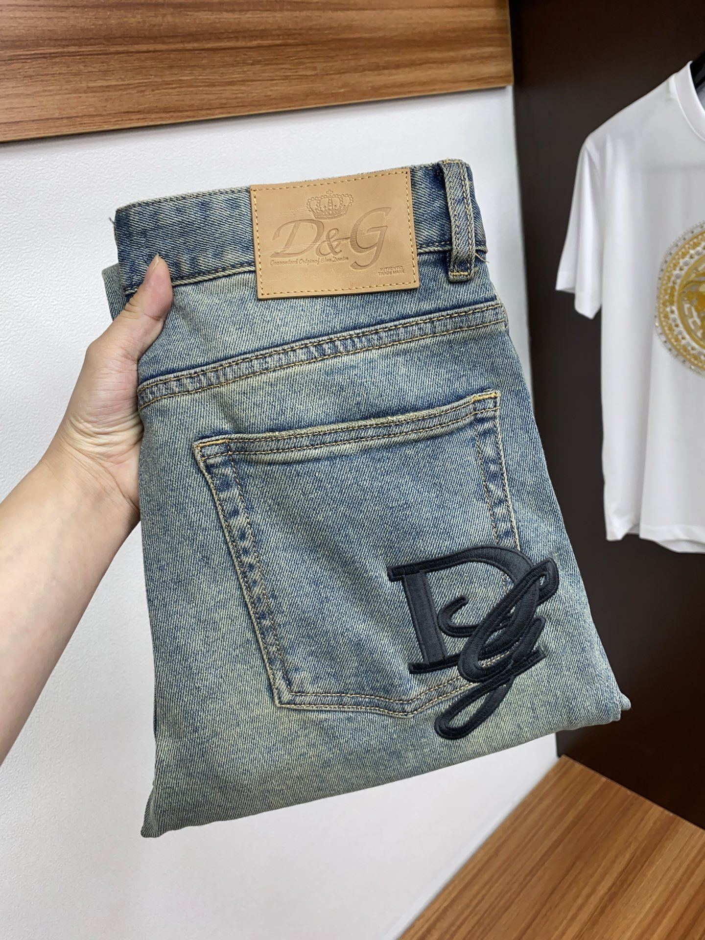 NO:131922,Dior 25 men's jeans original original cloth original wash water!  Imported original wash elastic fabrics, complex handicrafts superimposed, any wash process will become a completely different color effect after a few more seconds, so it is more precious, especially long-lasting and odor-resistant... Use the best tannin elastic texture, genuine leather leather cards, high-quality metal accessories... to create a unique and original jeans style!  Original hardware accessories, super positive style, comfortable and breathable, extremely high grade, counter quality, and handsome upper body. Number of 28/29/30/31/32/33/34/35/36/38 No 37,,dior,jeans,alexander wang19860909迪奥 25男士牛仔裤原厂原布原洗水！进口原版水洗弹力面料,复杂的手工艺叠加,任何一个洗水环节多停留几秒都会变成完全不一样的颜色效果,所以越加珍贵,特别持久、耐味…… 选用上乘的丹宁弹力质感,真皮皮牌、高定的金属辅料……打造出独特及原创的牛仔裤款型！原版五金辅料,版型超正,舒适透气,档次极高,专柜品质,上身帅气十足. 码数28/29/30/31/32/33/34/35/36/38 无37,,dior,jeans,alexander wang,Men's clothing