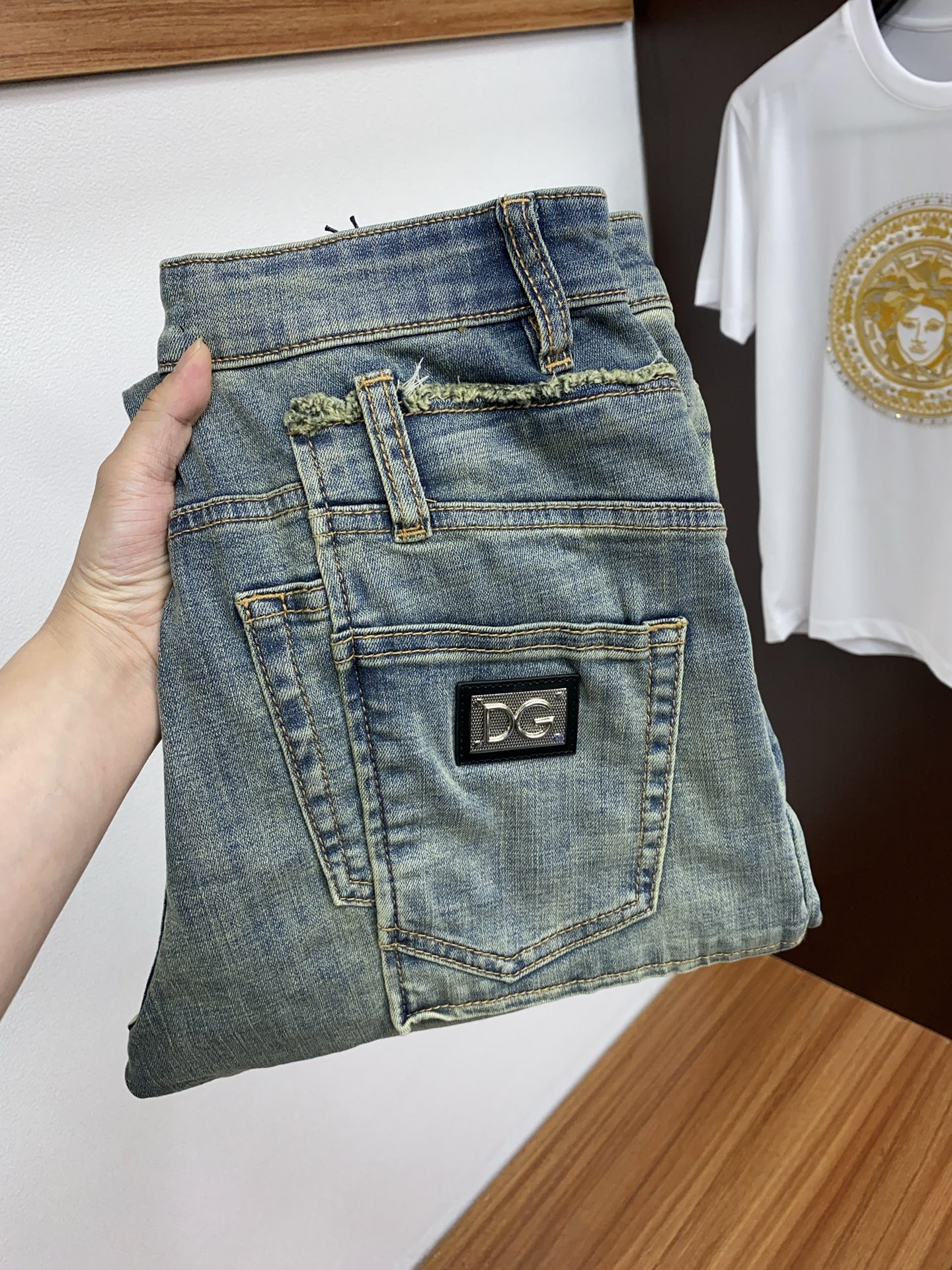 NO:131920,DG 25 men's denim imported original wash straight-leg mopping jeans. Customized fabrics, complex handicrafts superimposed, any washing step lasts for a few seconds and will become completely different in color, so it is more precious, especially long-lasting and odor-resistant... Use the best tannin elastic texture, genuine leather brand, high-quality metal accessories... to create a unique and original jeans style!  Original hardware and accessories, super positive style, comfortable and breathable, extremely high grade, counter quality, and handsome upper body. Number of codes 28/29/30/31/32/33/34/35/36/38 No 37, Dolce&Gabbana, jeans, alexander wang19860909DG 25男士牛仔进口原版水洗直筒拖地牛仔裤 定制面料,复杂的手工艺叠加,任何一个洗水环节多停留几秒都会变成完全不一样的颜色效果,所以越加珍贵,特别持久、耐味…… 选用上乘的丹宁弹力质感,真皮皮牌、高定的金属辅料……打造出独特及原创的牛仔裤款型！原版五金辅料,版型超正,舒适透气,档次极高,专柜品质,上身帅气十足. 码数28/29/30/31/32/33/34/35/36/38 无37,,Dolce&Gabbana,jeans,alexander wang,Men's clothing