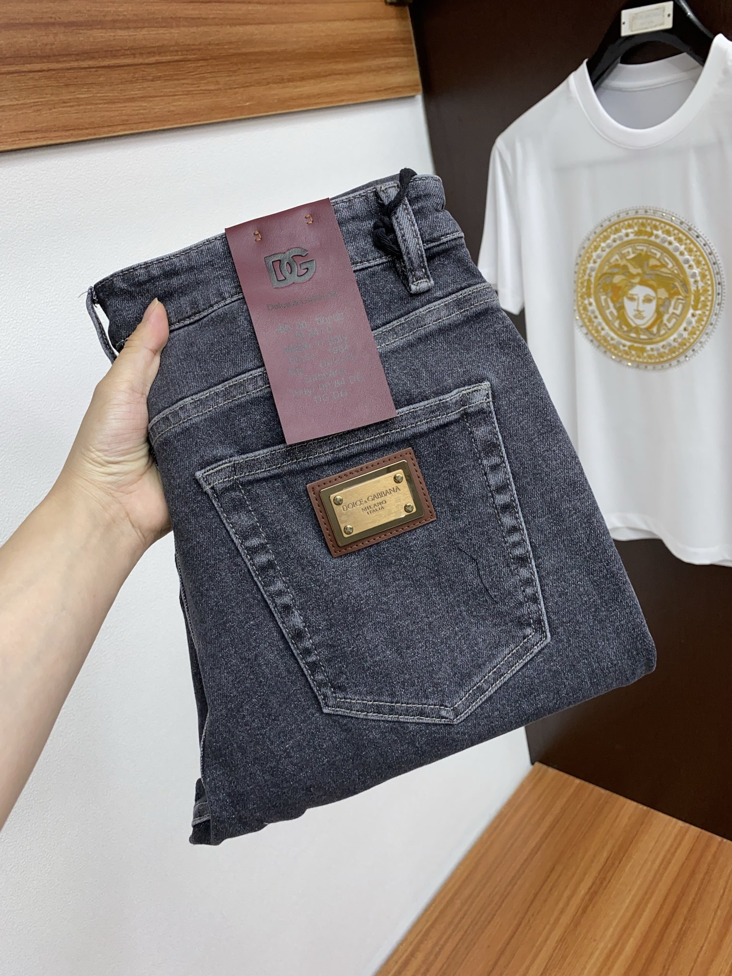NO:131915,DG 25 early spring style men's jeans original original cloth original wash water!  Imported original wash elastic fabrics, complex handicrafts superimposed, any wash process will become a completely different color effect after a few more seconds, so it is more precious, especially long-lasting and odor-resistant... Use the best tannin elastic texture, genuine leather leather cards, high-quality metal accessories... to create a unique and original jeans style!  Original hardware and accessories, super positive style, comfortable and breathable, extremely high grade, counter quality, and handsome upper body. Number of codes 29-40 No 37, Dolce & Gabbana, jeans, alexander wang19860909DG 25早春款 男士牛仔裤原厂原布原洗水！进口原版水洗弹力面料,复杂的手工艺叠加,任何一个洗水环节多停留几秒都会变成完全不一样的颜色效果,所以越加珍贵,特别持久、耐味…… 选用上乘的丹宁弹力质感,真皮皮牌、高定的金属辅料……打造出独特及原创的牛仔裤款型！原版五金辅料,版型超正,舒适透气,档次极高,专柜品质,上身帅气十足. 码数29-40 无37,,Dolce&Gabbana,jeans,alexander wang,Men's clothing