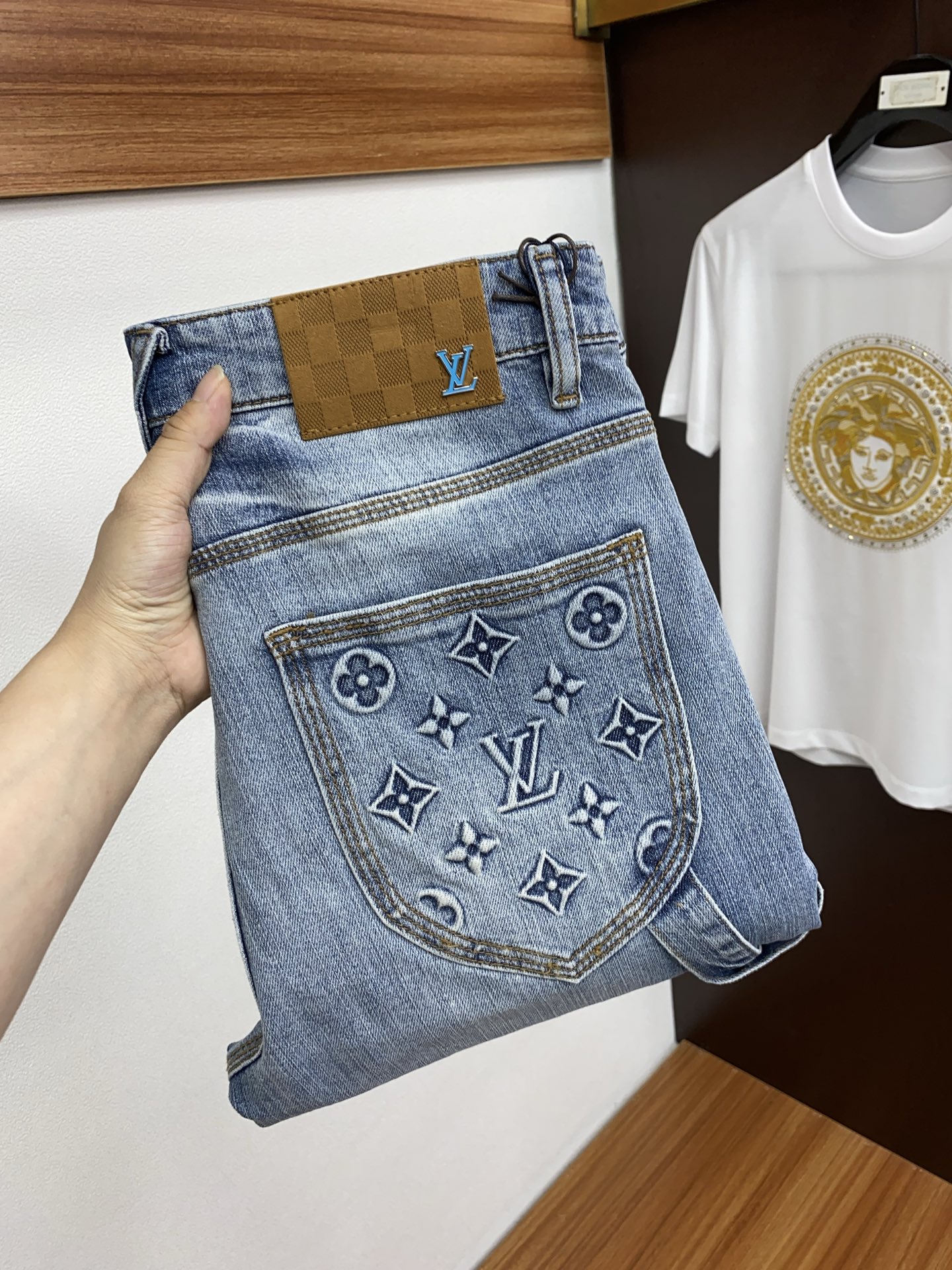 NO:131912,1v Louis Vuitton 25 early spring style men's jeans original original cloth original wash water!  Imported original washing elastic fabrics, complex handicrafts superimposed, any washing step will become a completely different color effect after a few more seconds, so it is more precious, especially long-lasting and odor-resistant... Use the best tannin elastic texture, genuine leather leather cards, high-quality metal accessories... to create a unique and original jeans style!  Original hardware accessories, super positive style, comfortable and breathable, extremely high grade, counter quality, and handsome upper body. Number of 29-40 No 37,,louis vuitton,jeans,alexander wang198609091v 路易威登 25早春款 男士牛仔裤原厂原布原洗水！进口原版水洗弹力面料,复杂的手工艺叠加,任何一个洗水环节多停留几秒都会变成完全不一样的颜色效果,所以越加珍贵,特别持久、耐味…… 选用上乘的丹宁弹力质感,真皮皮牌、高定的金属辅料……打造出独特及原创的牛仔裤款型！原版五金辅料,版型超正,舒适透气,档次极高,专柜品质,上身帅气十足. 码数29-40 无37,,louis vuitton,jeans,alexander wang,Men's clothing