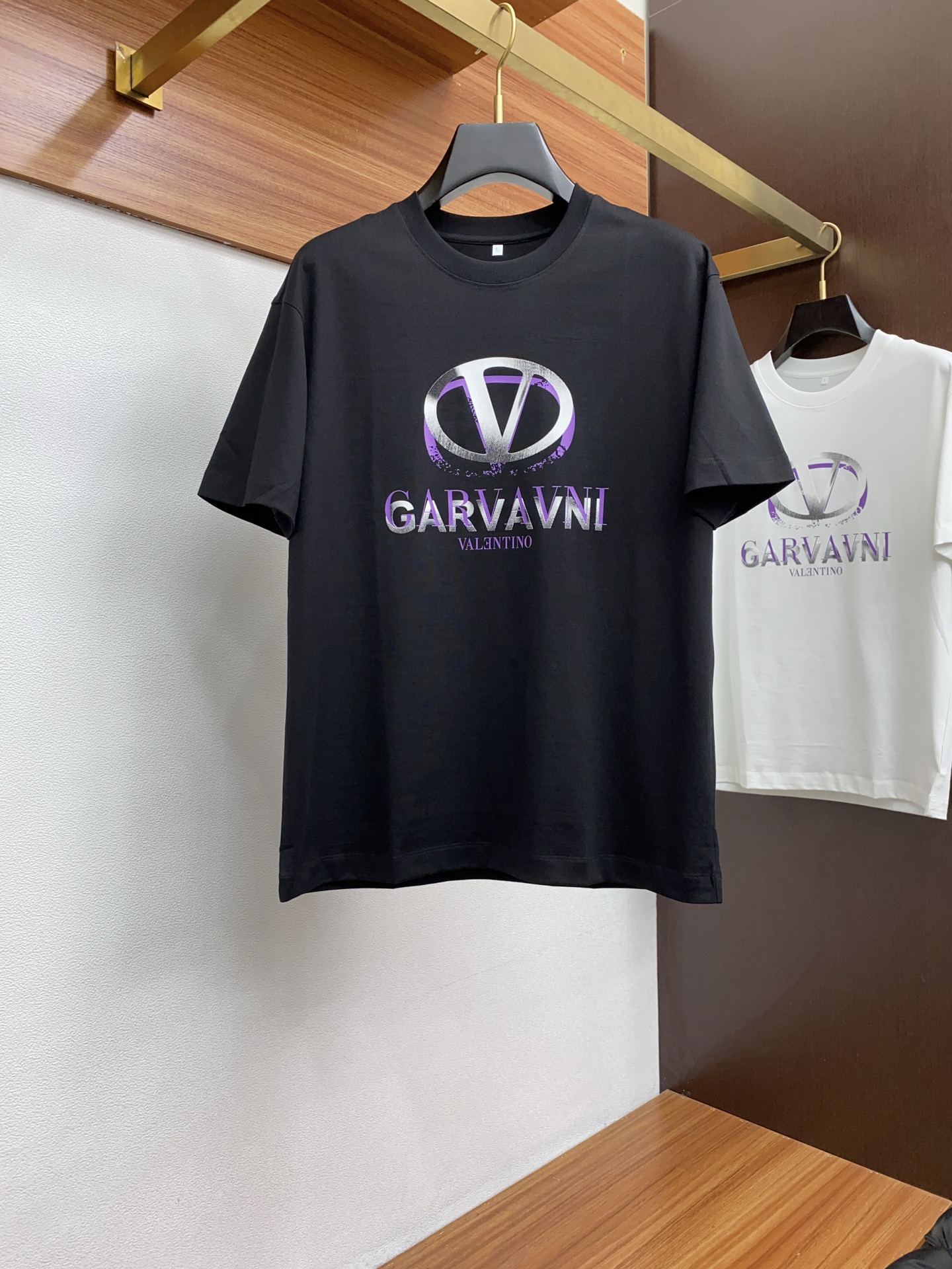 NO:131886,VT Micro-Large Edition 2025 new men's mercerated cotton round neck, short sleeves, imported cotton mercerated fabric is presented. The light and soft fabric is dyed with ready-to-wear to create an elegant texture. The original custom imported yarn color dyed Custom rib collar, and the foot design contrasting ribs are the classic make the clothes softer with the inherent sporty atmosphere. The versatile style makes it very suitable for single wear, and all auxiliary materials are all customer-supplied. The thickness is the same as that of the conventional beads, which is cool and breathable, skin-friendly and delicate, not sweaty, and is super comfortable. The solid color design model is atmospheric and fashionable overall, and is just casual and business-friendly!  Code number M-4XL (48-58), T-shirt, alexander wang19860909VT 微阔版 2025新款男士丝光棉圆领 短袖 进口棉质丝光面料呈现.轻盈柔软的面料经过成衣染色,营造出优雅纹理,原版定制 进口纱线色染 定制罗纹领口 起脚设计撞色罗纹 经典让衣服与生俱有的运动气息得以柔和.百搭风范令其非常适合单穿,所有辅料全部客供.客供纱制作,厚度和常规珠地一样,凉爽透气,亲肤细腻不闷汗,超级舒服.纯色设计款,整体就是大气时尚,休闲商务都即可！ 码数M-4XL（48-58）,,T-shirt,alexander wang,Men's clothing