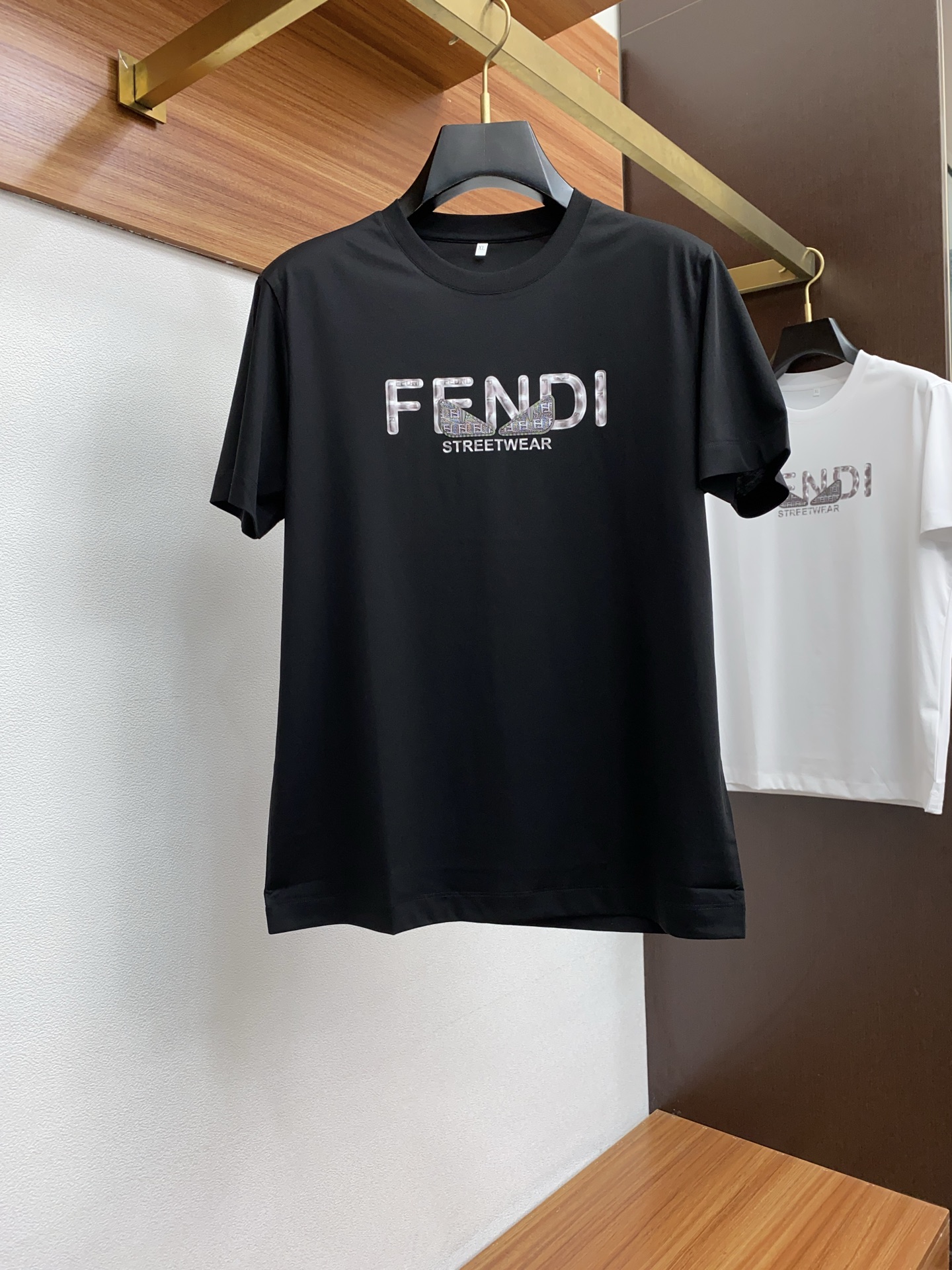 NO:131889,Fendi 2025 new men's mercerated cotton round neck, short sleeves, imported cotton mercerated fabric is presented. The light and soft fabric is dyed with ready-to-wear to create an elegant texture. The original custom imported yarn color dyed Custom rib collar, and the foot design contrasting ribs are the classic make the clothes softer with the inherent sporty atmosphere. The versatile style makes it very suitable for single wear, and all auxiliary materials are all customer-supplied. The thickness is the same as that of the conventional beads, which is cool and breathable, delicate and not sweaty, and is super comfortable. The solid color design model is atmospheric and fashionable overall, and is just casual and business-friendly!  Code number M-4XL (48-58), fendi, T-shirt, alexander wang19860909芬迪 2025新款男士丝光棉圆领 短袖 进口棉质丝光面料呈现.轻盈柔软的面料经过成衣染色,营造出优雅纹理,原版定制 进口纱线色染 定制罗纹领口 起脚设计撞色罗纹 经典让衣服与生俱有的运动气息得以柔和.百搭风范令其非常适合单穿,所有辅料全部客供.客供纱制作,厚度和常规珠地一样,凉爽透气,亲肤细腻不闷汗,超级舒服.纯色设计款,整体就是大气时尚,休闲商务都即可！ 码数M-4XL（48-58）,,fendi,T-shirt,alexander wang,Men's clothing