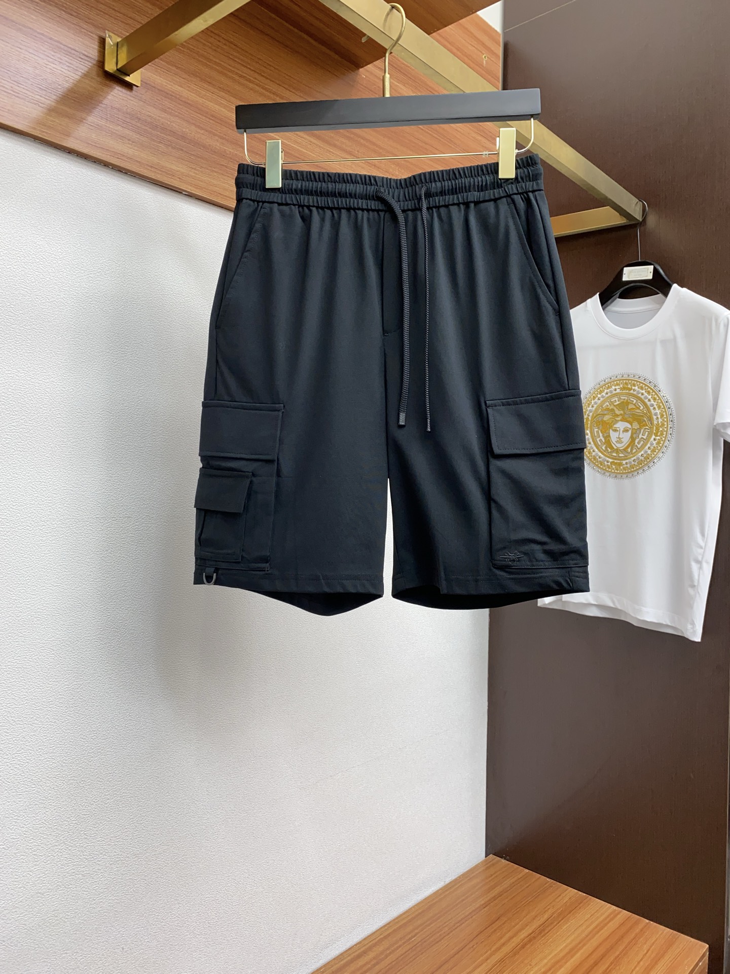 NO:135716,Dior 2025 summer latest model, available at the counter at the same time, fashionable casual shorts, and the upper body is very distinctive!  It is eye-catching and has highlights, imported pure cotton fabric, simple but not lacking in fashion, pattern logo, original hardware and auxiliary decoration, classic and atmospheric, comfortable and breathable, and handsome and stylish on the upper body!  M-4xL, dior, shorts, alexander wang19860909迪奥 2025 夏季最新款,专柜同步有售,时尚休闲短裤,上身很有特点！吸睛而有亮点,进口纯棉面料,简单而不失时尚,图案logo,原版五金辅料装饰,经典大气,舒适透气,上身帅气有型！M-4xL,,dior,shorts,alexander wang,Men's clothing