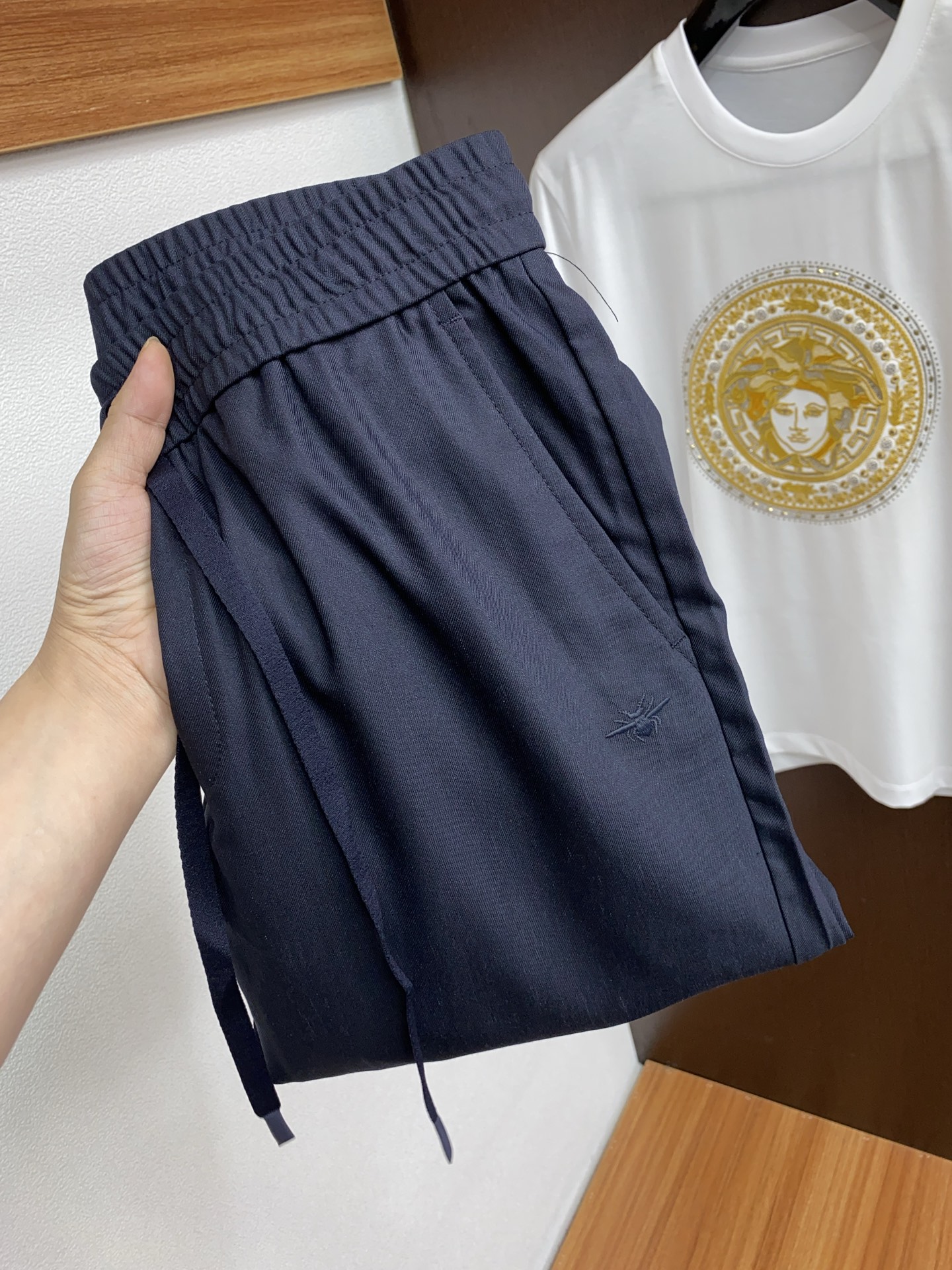 NO:135698,Dior customized high-quality fashionable casual pants. Super versatile style. Exclusive custom fabric, delicate and soft, close and comfortable, and super stylish on the upper body! Original custom linen and cotton fabric, super beautiful style, long legs on the upper body, impeccable inner and line-ups, you can attend any occasion, again emphasize that the fabric is very, very classy! Number of codes 30-38,dior,alexander wang19860909迪奥 订制高品质时尚休闲裤.超级百搭款.独家定制面料,手感细腻柔软,贴身舒适,上身超有型！原版定制麻棉面料 超靓版型、上身显腿修长,內里,走线都无可挑剔,任何场合都可出席,再次强调面料非常非常显档次！码数 30-38,,dior,alexander wang,Men's clothing