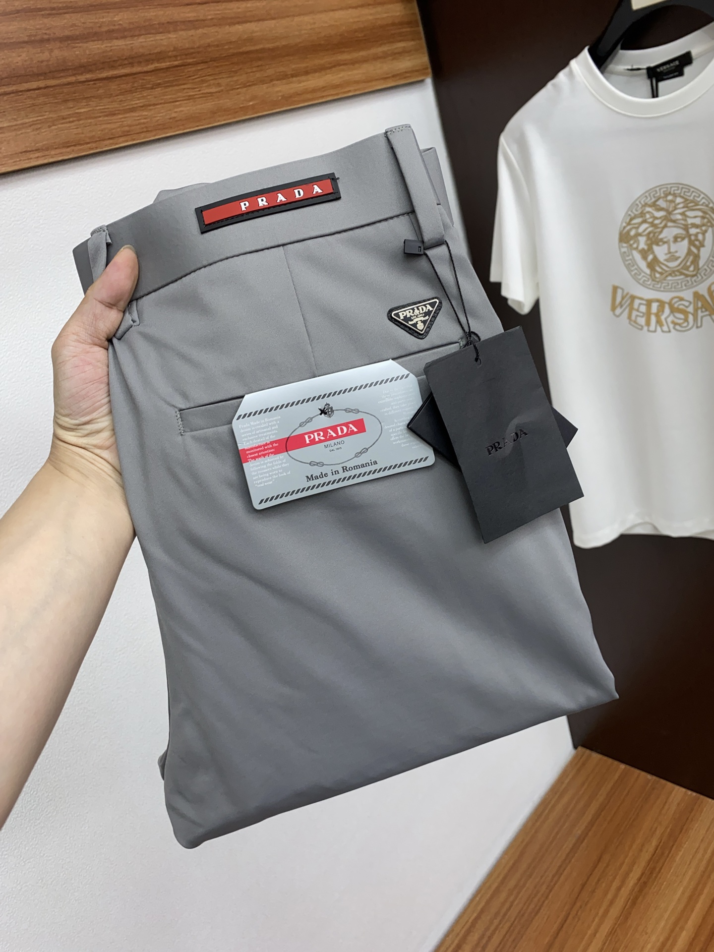 Prada Summer Festival Series: Men’s Cotton Shorts for Business and Leisure