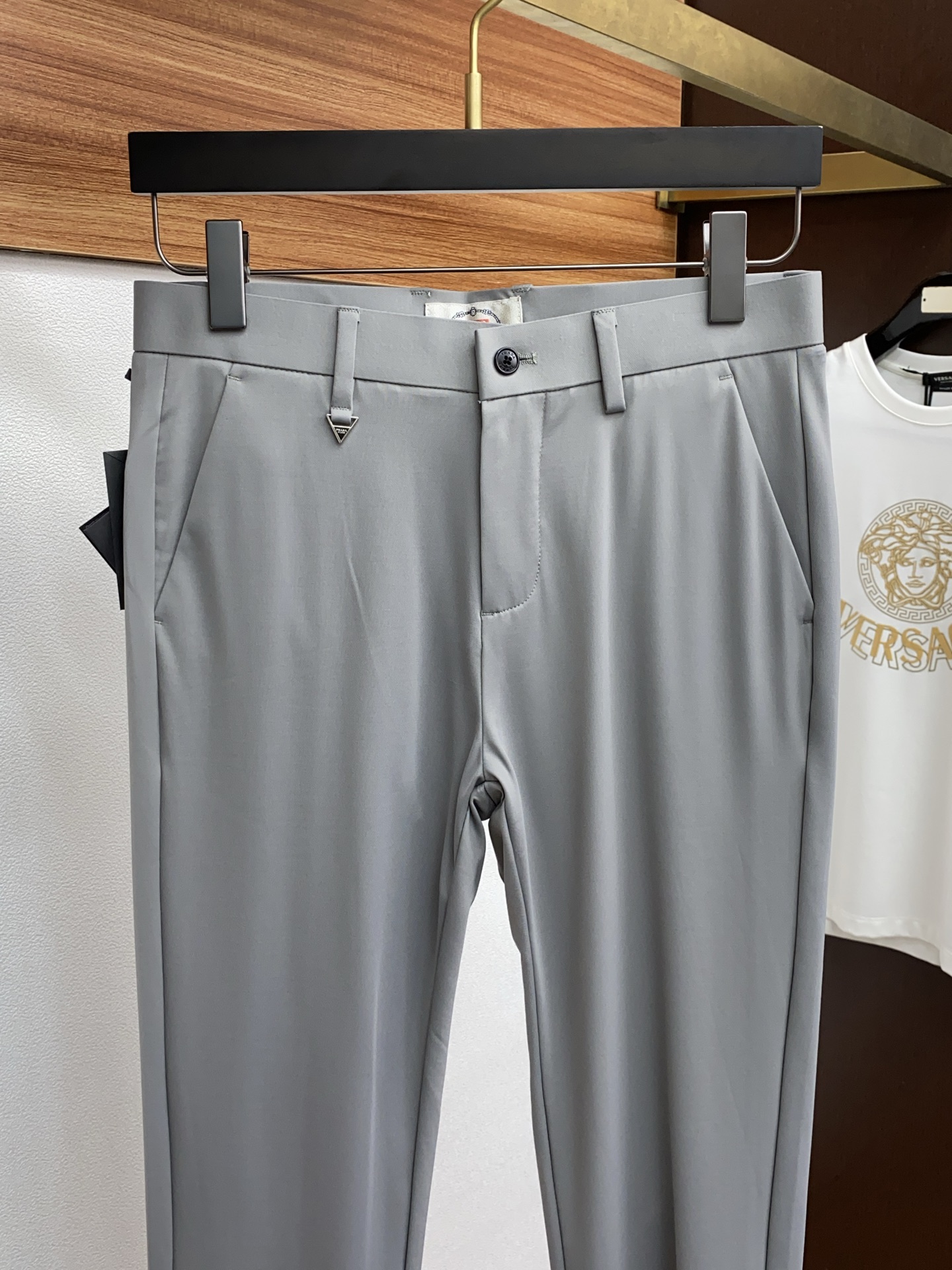 Prada Summer Festival Series: Men’s Cotton Shorts for Business and Leisure - 图片 3