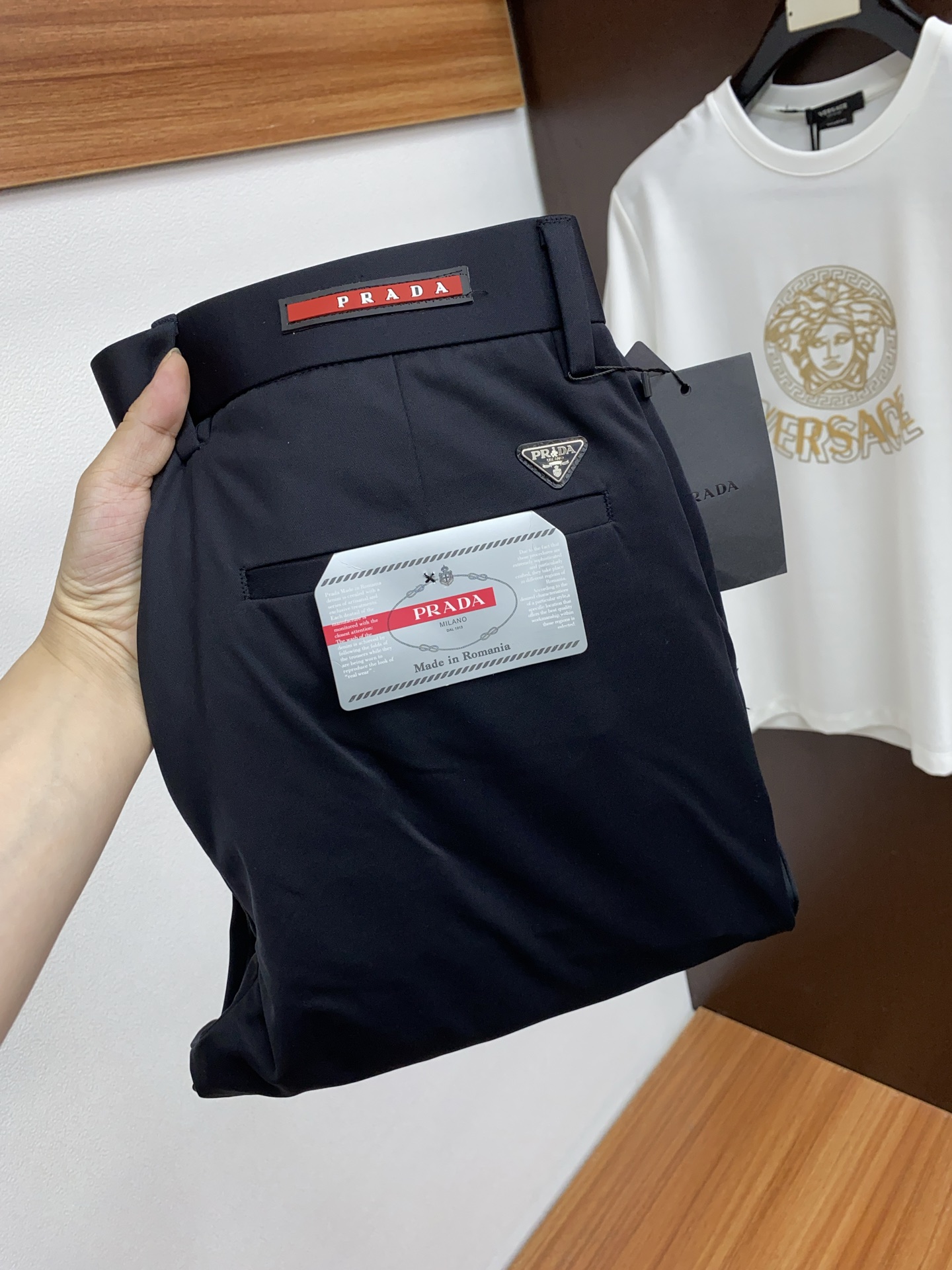 P504 Prada 25fw Men’s Cotton Shorts: Classic Tan-Colored Business and Leisure Wear - 图片 1