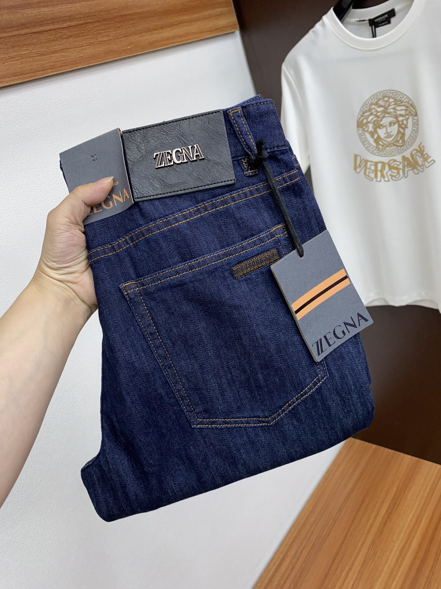 NO:131910,Jenia 2025SS Early Spring New Product Original Single Men's Jeans Pure Birth Products The type that must be released every season, the hot-selling ace item that needs no doubt, meets the best matching color number of the four seasons. The overall style continues the tone of SLP, and integrates a variety of arts and craftsmanship throughout the body. It is washed and made into a natural way to create an unruly and personal style!  The details are excellent, very sophisticated, and the auxiliary materials are all supplied to customers. The metal chain strongly demonstrates the brand identity!  The heavyweight Japanese imported denim fabric is very well washed and impeccable!  Perfect cut 30-38 No 37, loro piana,zegna,jeans,alexander wang19860909杰尼亚 2025SS早春 新品 原单男士牛仔裤纯血统品 每季必出的类型,无需质疑的热卖王牌单品,符合四季最佳的搭配色号 整体的风格延续了SLP的基调,通体融入了多种工艺美学,水洗做旧浑然天成,缔造出不羁与个性的风格！细节方面极为出色,非常匠心考究,通体的辅料皆为客供 金属链条有力彰显了品牌身份！重磅日本进口的丹宁面料,水洗相当出色,无可挑剔！版型剪裁完美 30-38 无37,,loro piana,zegna,jeans,alexander wang,Men's clothing