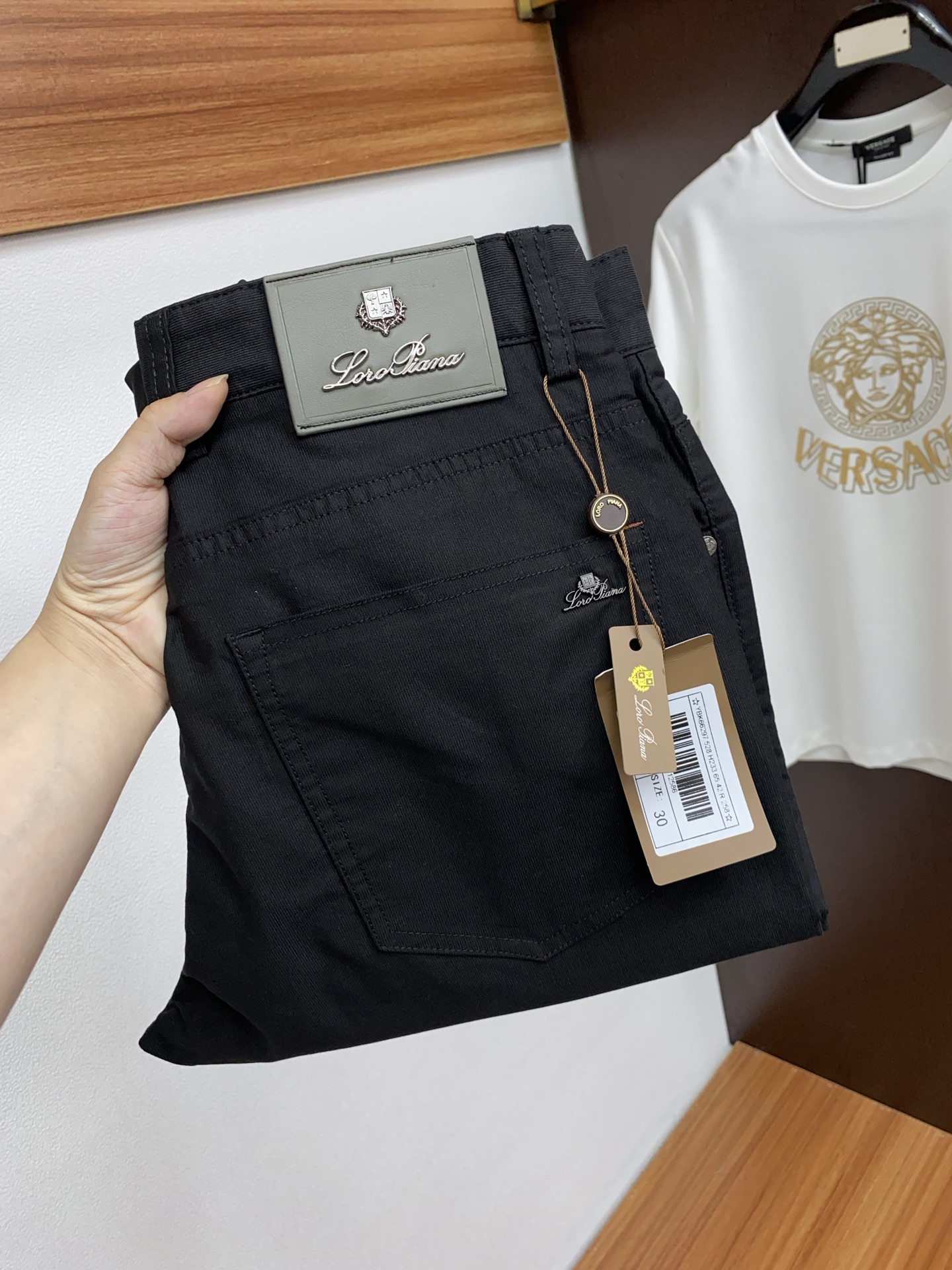 NO:131894,LP 1950SS Early Spring New Product Original Single Men's Five-Bag Casual Pants A must-have type every season, a hot-selling ace item that needs no doubt, conforms to the best matching color number of the four seasons. The overall style continues the tone of SLP, and integrates a variety of arts and craftsmanship throughout the body. It is washed and made into a natural way to create an unruly and personal style!  The details are excellent, very sophisticated, and the auxiliary materials are all supplied to customers. The metal chain strongly demonstrates the brand identity!  The heavyweight Japanese imported denim fabric is very well washed and impeccable!  Perfect cut 30-38 No 37, loro piana,alexander wang19860909LP 1950SS早春 新品 原单男士五袋休闲裤 每季必出的类型,无需质疑的热卖王牌单品,符合四季最佳的搭配色号 整体的风格延续了SLP的基调,通体融入了多种工艺美学,水洗做旧浑然天成,缔造出不羁与个性的风格！细节方面极为出色,非常匠心考究,通体的辅料皆为客供 金属链条有力彰显了品牌身份！重磅日本进口的丹宁面料,水洗相当出色,无可挑剔！版型剪裁完美 30-38 无37,,loro piana,alexander wang,Men's clothing