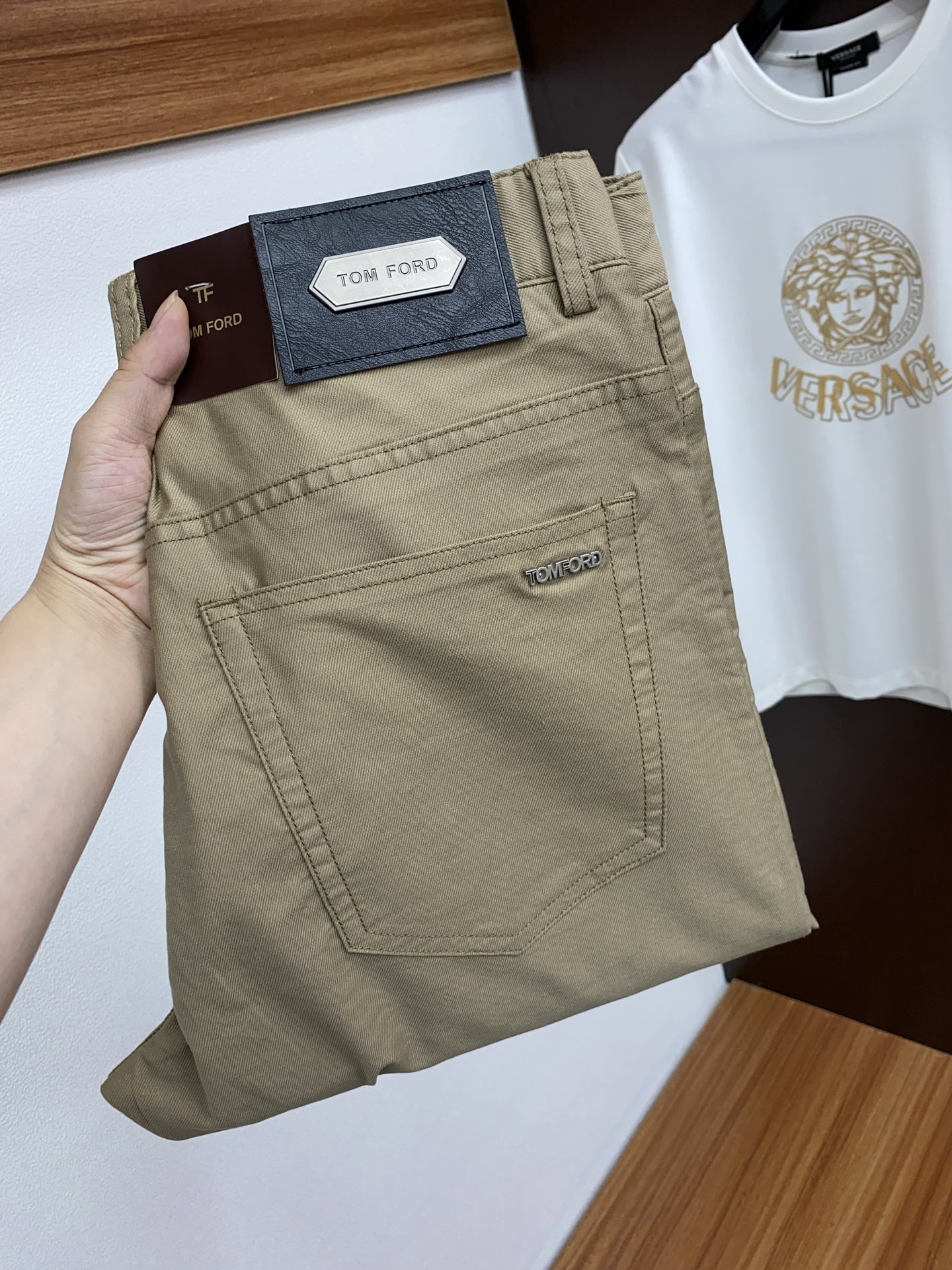 NO:135696,TF 2025SS Early Spring New Product Original Single Men's Five-Bag Casual Pants A must-have type every season, a hot-selling ace item that needs no doubt, conforms to the best matching color number of the four seasons. The overall style continues the tone of SLP, and integrates a variety of arts and craftsmanship throughout the body. It is washed and made into a natural way to create an unruly and individual style!  The details are excellent, very sophisticated, and the auxiliary materials are all supplied to customers. The metal chain strongly demonstrates the brand identity!  The heavyweight Japanese imported denim fabric is very well washed and impeccable!  Perfect cut 30-38 No 37,,tom ford,loro piana,alexander wang19860909TF 2025SS早春 新品 原单男士五袋休闲裤 每季必出的类型,无需质疑的热卖王牌单品,符合四季最佳的搭配色号 整体的风格延续了SLP的基调,通体融入了多种工艺美学,水洗做旧浑然天成,缔造出不羁与个性的风格！细节方面极为出色,非常匠心考究,通体的辅料皆为客供 金属链条有力彰显了品牌身份！重磅日本进口的丹宁面料,水洗相当出色,无可挑剔！版型剪裁完美 30-38 无37,,tom ford,loro piana,alexander wang,Men's clothing