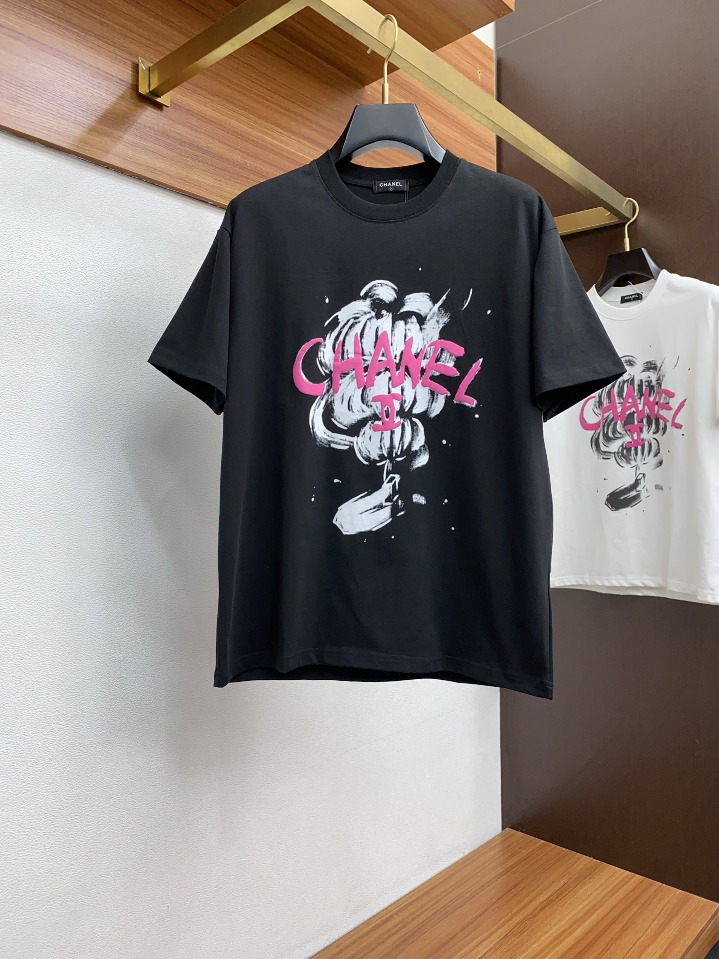 NO:131880,Chanel new summer products, new craftsmanship, high-end fabrics, silky silky, fashionable classic round neck short-sleeved fashion item design, more fashionable and comfortable, high-standard customization, very stylish upper body, customer-supplied auxiliary materials, customer-supplied imported high-end fabrics with very delicate texture, exquisite details and exquisite craftsmanship, extremely shaping item, can be matched with any fashion, super good style, a must-have item for trendy men Size S- XXL Color black. White, chanel, T-shirt, alexander wang19860909香奈儿 夏季新品,全新工艺,高定面料 玉蚕丝般的丝滑 时尚经典圆领短袖时尚单品设计,更加时尚舒适,高标准定制,上身非常有型,客供辅料,客供进口高档面料质感非常细腻,细节工艺精湛考究,塑造性极高的一款单品,任何时装都可以搭配,版型超级好 潮男必备单品 尺码S- XXL 颜色黑. 白,,chanel,T-shirt,alexander wang,Men's clothing