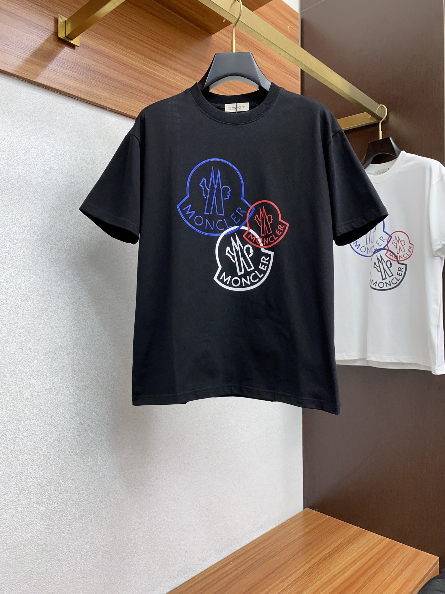 NO:131883,The new summer product, new craftsmanship, high-end fabric, silky silky, fashionable classic round neck short-sleeved fashion item design, more fashionable and comfortable, high-standard customization, very stylish upper body, customer-supplied auxiliary materials, customer-supplied imported high-end fabric with very delicate texture, exquisite details and exquisite craftsmanship, extremely shaping item, can be matched with any fashion, super good style, a must-have item for trendy men Size S- XXL Color black. White, Moncler, T-shirt, alexander wang19860909蒙口 夏季新品,全新工艺,高定面料 玉蚕丝般的丝滑 时尚经典圆领短袖时尚单品设计,更加时尚舒适,高标准定制,上身非常有型,客供辅料,客供进口高档面料质感非常细腻,细节工艺精湛考究,塑造性极高的一款单品,任何时装都可以搭配,版型超级好 潮男必备单品 尺码S- XXL 颜色黑. 白,,Moncler,T-shirt,alexander wang,Men's clothing