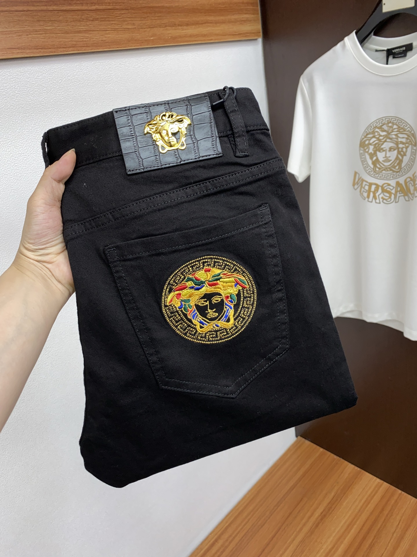 NO:131911,Versace 2025SS Early Spring New Product Original Single Men's Jeans Pure Birth Products The type that must be released every season, the best-selling ace item that needs no doubt, meets the best matching color number of the four seasons. The overall style continues the tone of SLP, and integrates a variety of arts and craftsmanship throughout the body. It is washed and made into a natural way to create an unruly and individual style!  The details are excellent, very sophisticated, and the auxiliary materials are all supplied to customers. The metal chain strongly demonstrates the brand identity!  The heavyweight Japanese imported denim fabric is very well washed and impeccable!  Perfect cut 28-38 No 37, loro piana, versace, jeans, alexander wang19860909范思哲 2025SS早春 新品 原单男士牛仔裤纯血统品 每季必出的类型,无需质疑的热卖王牌单品,符合四季最佳的搭配色号 整体的风格延续了SLP的基调,通体融入了多种工艺美学,水洗做旧浑然天成,缔造出不羁与个性的风格！细节方面极为出色,非常匠心考究,通体的辅料皆为客供 金属链条有力彰显了品牌身份！重磅日本进口的丹宁面料,水洗相当出色,无可挑剔！版型剪裁完美 28-38 无37,,loro piana,versace,jeans,alexander wang,Men's clothing
