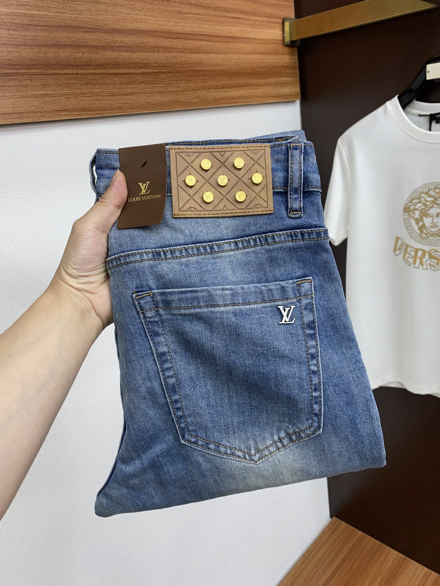 NO:131908,1v Louis Vuitton 2025SS Early Spring New Product Original Single Men's Jeans Pure Birth Types that must be released every season, a hot-selling ace item that needs no doubt, conforms to the best matching color number of the four seasons. The overall style continues the tone of SLP, and integrates a variety of arts and craftsmanship throughout the body. It is washed and made into a natural style, creating an unruly and individual style!  The details are excellent, very sophisticated, and the auxiliary materials are all supplied to customers. The metal chain strongly demonstrates the brand identity!  The heavyweight Japanese imported denim fabric is very well washed and impeccable!  Perfect cut 29-38 No 37, louis vuitton,loro piana,jeans,alexander wang198609091v 路易威登 2025SS早春 新品 原单男士牛仔裤纯血统品 每季必出的类型,无需质疑的热卖王牌单品,符合四季最佳的搭配色号 整体的风格延续了SLP的基调,通体融入了多种工艺美学,水洗做旧浑然天成,缔造出不羁与个性的风格！细节方面极为出色,非常匠心考究,通体的辅料皆为客供 金属链条有力彰显了品牌身份！重磅日本进口的丹宁面料,水洗相当出色,无可挑剔！版型剪裁完美 29-38 无37,,louis vuitton,loro piana,jeans,alexander wang,Men's clothing