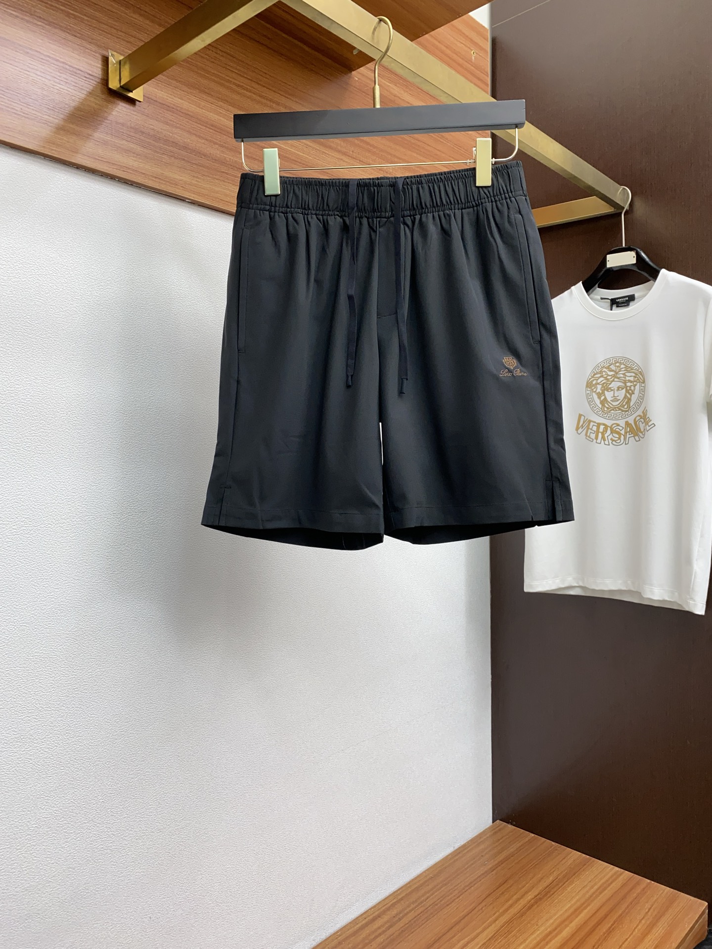 NO:131949,LP new spring and summer style, the latest casual shorts. Original pants with casual and versatile upper body logo embroidery design, casual and lazy style, high-end custom imported pure cotton plain fabric, custom craftsmanship, full of comfort. High-end and atmospheric, does the summer taste have? First choice.M-3xL,,loro piano, shorts,alexander wang19860909LP 春夏季新款,最新休闲短裤.原版裤型上身休闲百搭 logo刺绣设计 随性慵懒范,高级定制进口纯棉平纹面料,订制工艺 舒适感爆棚.高端大气,夏天的味道有没有,首选 .M-3xL,,loro piana,shorts,alexander wang,Men's clothing