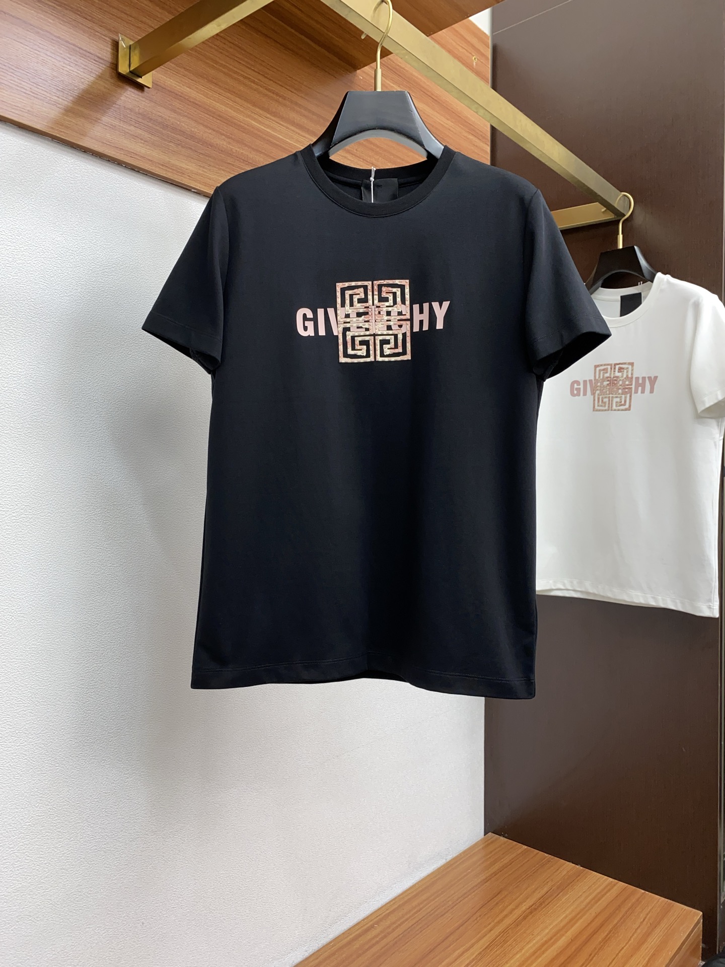 NO:133660,Givenchy Spring and summer show style top imported linen cotton fabric short sleeves slim fit style The counter model is fashionable and luxurious, the quality is unquestionable, the upper body effect is excellent, the same style on the luxury official website, the number of codes M-3xL, givennchy, T-shirt, alexander wang19860909纪梵希 春夏秀款顶级进口匹麻棉面料短袖 修身版型 专柜款时尚不失奢华 品质毋庸置疑 上身效果超赞,奢华官网同款 码数 M-3xL,,givenchy,T-shirt,alexander wang,Men's clothing