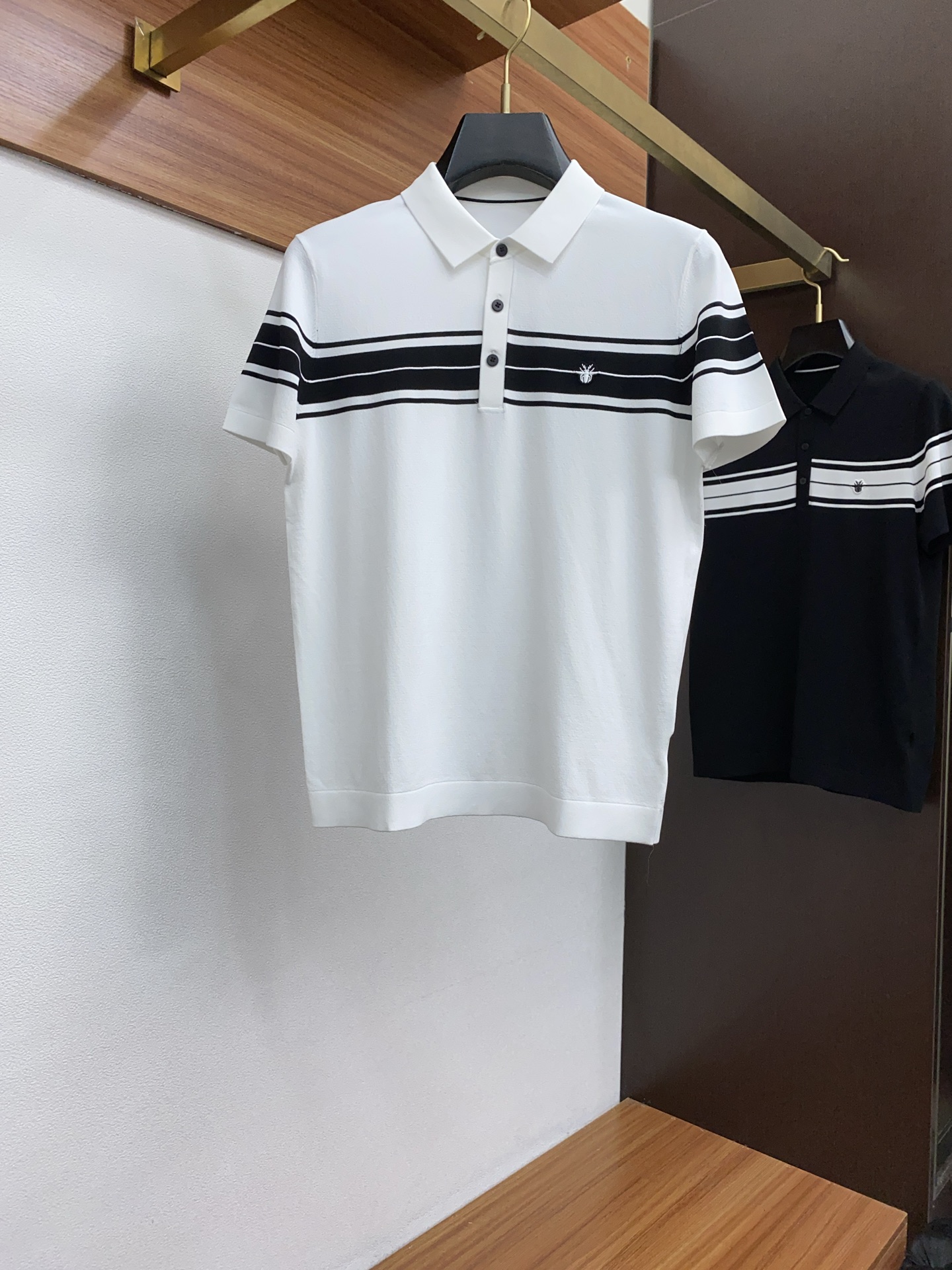 NO:131901,Dior 2025 new men's lapel POLO shirt short sleeve imported Illit fabric is presented. The light and soft fabric has been dyed with ready-to-wear to create an elegant texture. The original custom logo imported yarn color dyed Custom rib collar and foot design contrasting ribs. The classic makes the clothes softer with the inherent sporty atmosphere. The versatile style makes it very suitable for single wear, and all auxiliary materials are all customer-supplied. The thickness is the same as that of the regular beads. It is cool and breathable, skin-friendly and delicate, not sweaty, and is super comfortable. The solid color design model is atmospheric and fashionable overall, and it is just casual and business-friendly!  Code number M-4XL (48-58, dior, T-shirt, alexander wang19860909迪奥 2025新款男士翻领POLO衫短袖 进口伊利特 面料呈现.轻盈柔软的面料经过成衣染色,营造出优雅纹理,原版定制logo 进口纱线色染 定制罗纹领口 起脚设计撞色罗纹 经典让衣服与生俱有的运动气息得以柔和.百搭风范令其非常适合单穿,所有辅料全部客供.客供纱制作,厚度和常规珠地一样,凉爽透气,亲肤细腻不闷汗,超级舒服.纯色设计款,整体就是大气时尚,休闲商务都即可！ 码数M-4XL（48-58,,dior,T-shirt,alexander wang,Men's clothing