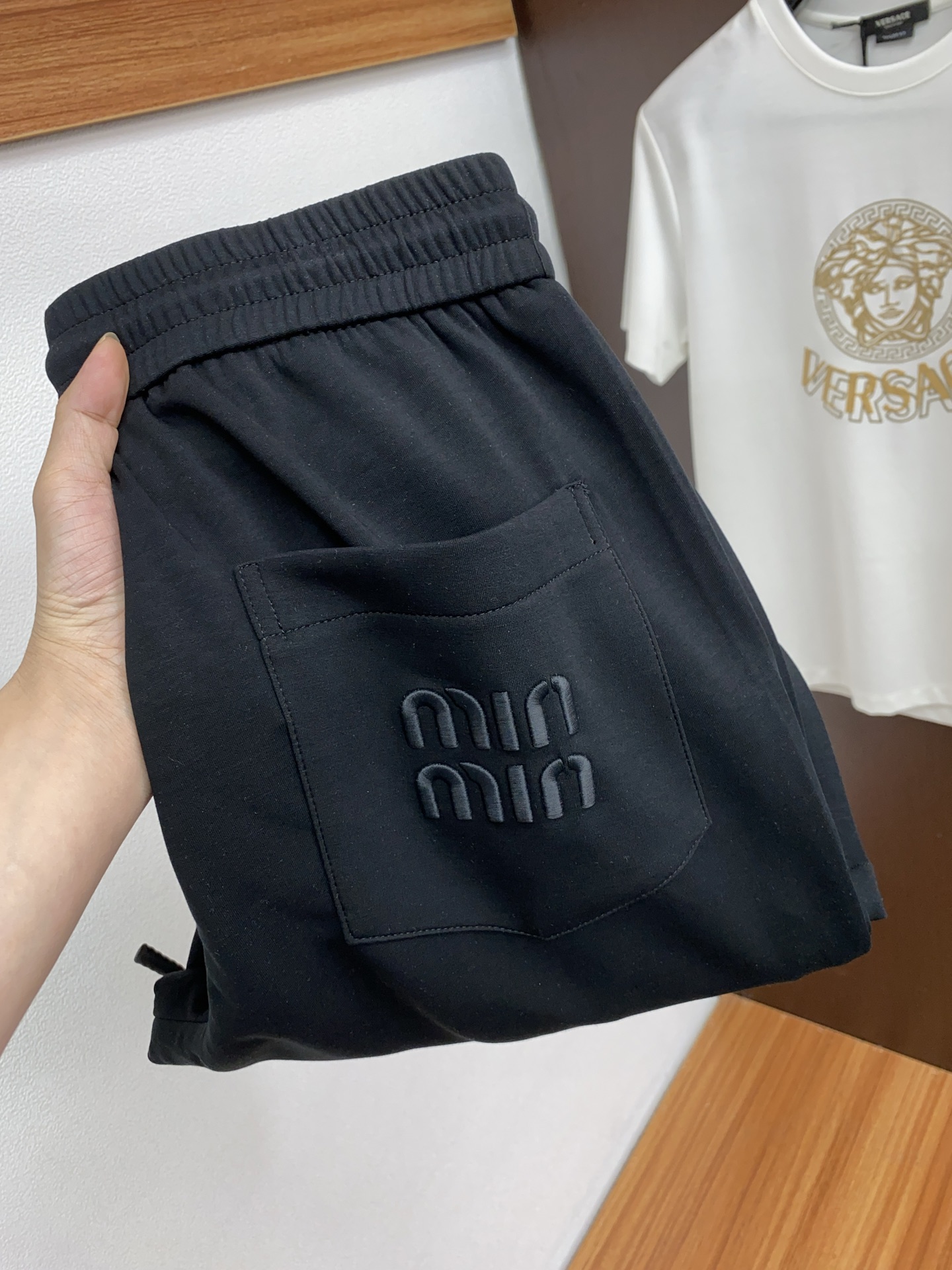 NO:131888,Miao Miao's new counter products are on the market simultaneously. The original customized high-quality fashionable casual pants are super versatile. Exclusive customized fabrics, delicate and soft, close and comfortable, and super stylish on the upper body! The latest hardware and accessories of the original custom counter. Super beautiful style, long legs on the upper body, impeccable inner and line, you can attend any occasion, code number M-3xL, alexander wang19860909缪缪 专柜新品同步上市.原单订制高品质时尚休闲裤.超级百搭款.独家定制面料,手感细腻柔软,贴身舒适,上身超有型！原版定制专柜最新五金辅料.超靓版型、上身显腿修长,內里,走线都无可挑剔,任何场合都可出席,码数 M-3xL,,alexander wang,Men's clothing