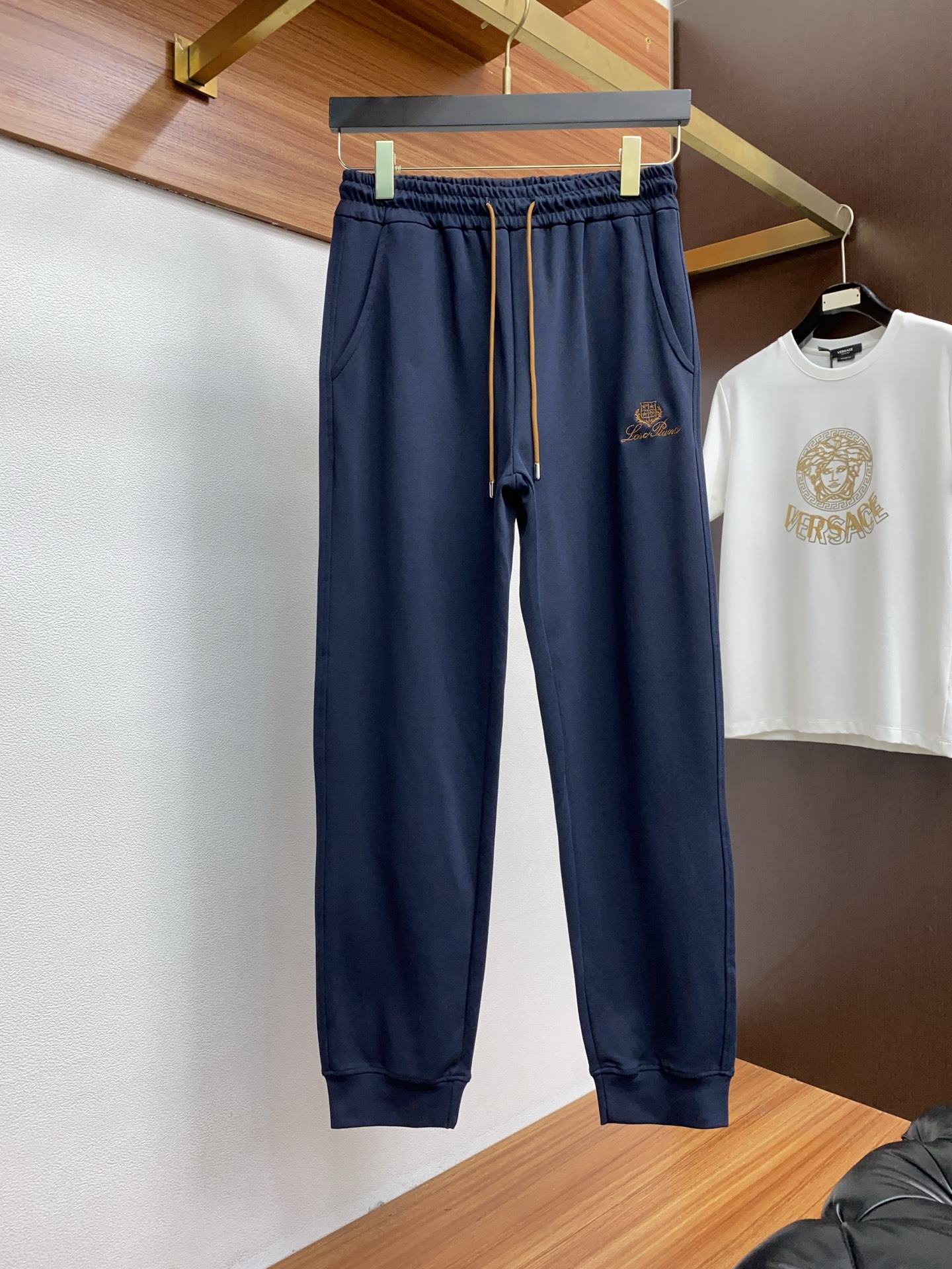 lP🆕 诺u翩雅 老钱新贵推荐!四季款都市户外休闲运动套装 重磅套装来袭。采用客供定制针织纯棉面料,面料