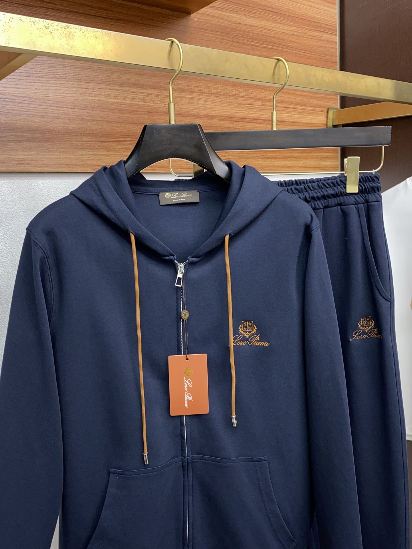 lP🆕 诺u翩雅 老钱新贵推荐!四季款都市户外休闲运动套装 重磅套装来袭。采用客供定制针织纯棉面料,面料