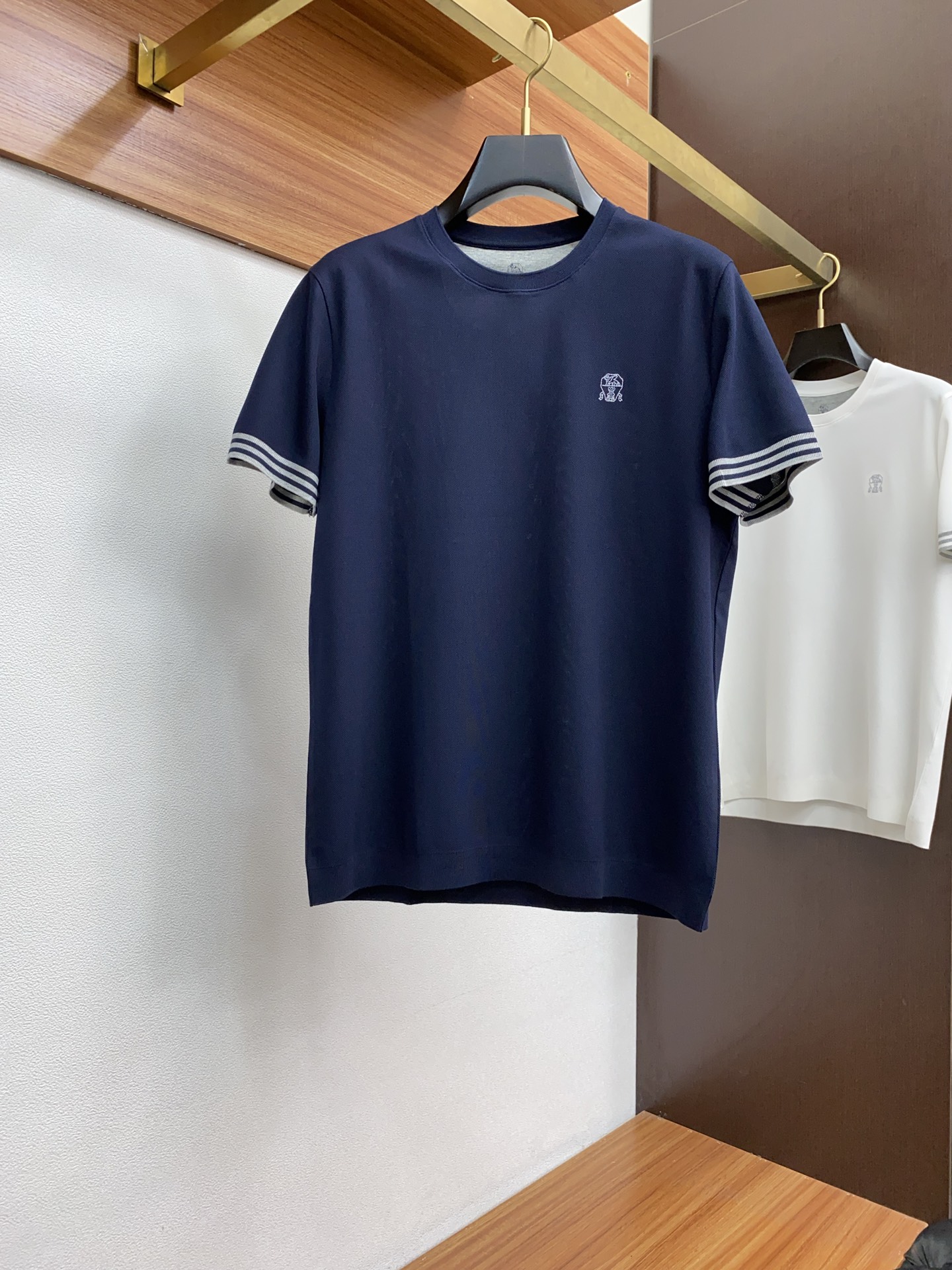 NO:131874,BC 2025 new men's round neck short sleeves are presented. The light and soft fabric is dyed with ready-to-wear to create an elegant texture. The original customization is imported yarn color dyed, customized rib collar, integrated contrasting ribs. The classic makes the clothes softer with the inherent sporty atmosphere. The versatile style makes it very suitable for single wear, and all auxiliary materials are all provided by customers. The thickness is the same as that of the regular beads, which is cool and breathable, delicate and not sweaty, and is super comfortable. The solid color design style is atmospheric and fashionable overall, and it is just casual and business!  Code number M-3XL (48-56), T-shirt, alexander wang19860909BC 2025新款男士圆领短袖 进口面料呈现.轻盈柔软的面料经过成衣染色,营造出优雅纹理,原版定制 进口纱线色染 定制罗纹领口 一体撞色罗纹 经典让衣服与生俱有的运动气息得以柔和.百搭风范令其非常适合单穿,所有辅料全部客供.客供纱制作,厚度和常规珠地一样,凉爽透气,亲肤细腻不闷汗,超级舒服.纯色设计款,整体就是大气时尚,休闲商务都即可！ 码数M-3XL（48-56）,,T-shirt,alexander wang,Men's clothing