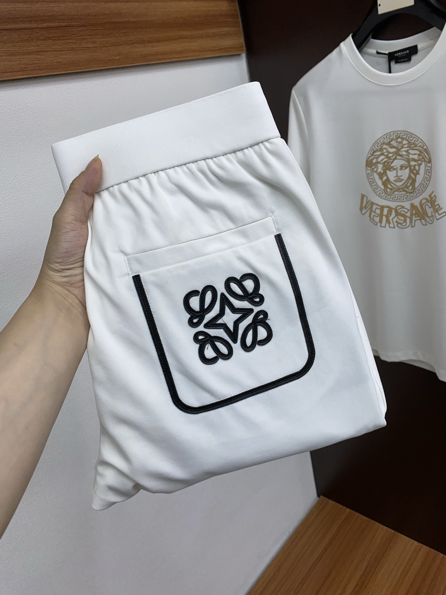 NO:131885,Luo Yiwei 25 Spring and Summer Men's New Craft Casual Pants!  classic!  !  !  Created with a thin, high-end pure cotton fabric, the close-fitting texture is soft and without losing muscles. The back pocket is decorated with a classic iconic logo. It is full of texture. It is soul-like embellishment, and all indicators are of top quality, which naturally brings an excellent body feel!  !  !  29-40, loewe,alexander wang19860909罗意威 25春夏男新款工艺休闲裤裤！经典！！！高端纯棉复薄款面料打造.贴身质地柔软又不失筋骨.后侧口袋处饰有经典的标志性徽标. 质感满满.灵魂般的点缀,各项指标皆为上品,自然带来极佳的上身体感！！！29-40,,loewe,alexander wang,Men's clothing