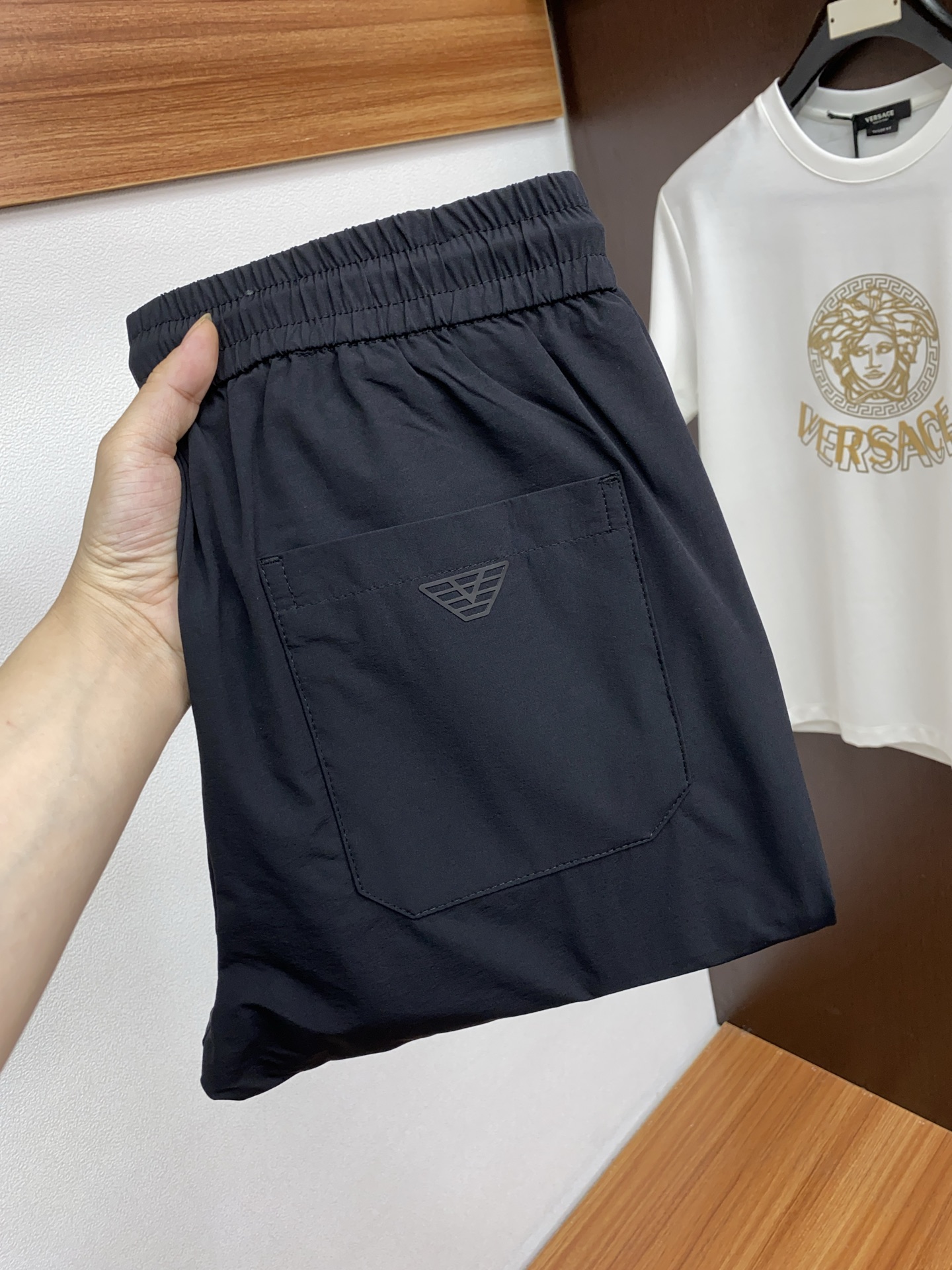 NO:135694,Armani 25 Spring and Summer Men's New Craft Casual Pants!  classic!  !  !  Created with a thin, high-end pure cotton fabric, the close-fitting texture is soft and without losing muscles. The back pocket is decorated with a classic iconic logo. It is full of texture. It is soul-like embellishment, and all indicators are of top quality, which naturally brings an excellent body feel!  !  !  29-40, Armani,alexander wang19860909阿玛尼 25春夏男新款工艺休闲裤裤！经典！！！高端纯棉复薄款面料打造.贴身质地柔软又不失筋骨.后侧口袋处饰有经典的标志性徽标. 质感满满.灵魂般的点缀,各项指标皆为上品,自然带来极佳的上身体感！！！29-40,,armani,alexander wang,Men's clothing