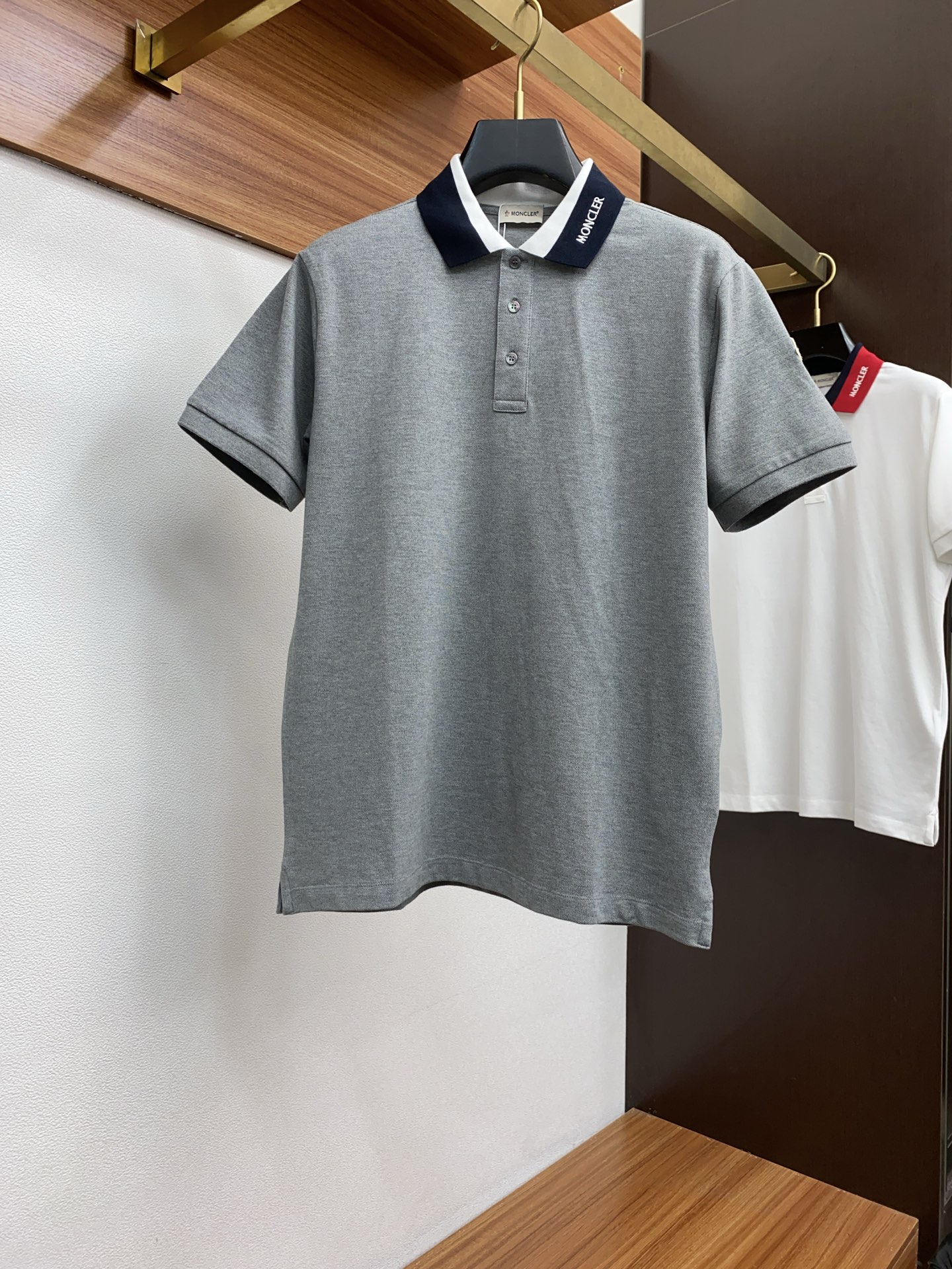 NO:131895,The design of the POLO shirt in the customized series of matte Zhenpin is indeed unique and shows the exquisiteness and taste of customized clothing. The customized material not only has soft and comfortable touch, but also has good breathability and moisture absorption, ensuring that the wearer can stay dry and comfortable in any occasion. The design of the small square lapel is both classic and fashionable, which not only shows the wearer's neck lines, but also increases the layering of the overall shape. The short-sleeved design is suitable for many occasions, whether it is casual or business, and can be easily matched. It is a high-quality item that integrates comfort, fashion and taste. Whether worn by yourself or given to relatives and friends as a gift, it is a very good choice.19860909蒙口 臻品定制系列的设计POLO衫确实独具匠心,展现了定制服装的精致与品味.定制材质,不仅触感柔软舒适,还具有良好的透气性和吸湿性,确保穿着者在任何场合都能保持干爽舒适.小方领翻领的设计既经典又时尚,既能展现穿着者的颈部线条,又增加了整体造型的层次感.短袖设计则适合多种场合,无论是休闲还是商务,都能轻松搭配.是一款集舒适、时尚、品味于一体的优质单品,无论是自己穿着还是作为礼物送给亲友,都是非常不错的选择. 码数M-2xL,,Moncler,T-shirt,alexander wang,Men's clothing