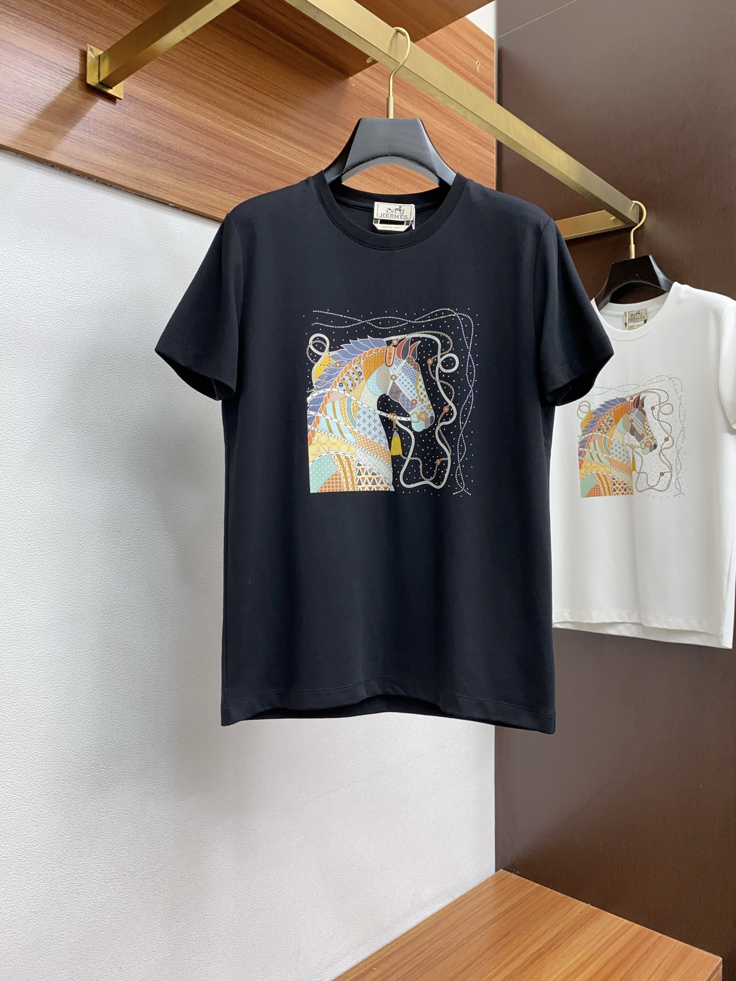 NO:133650,TB spring and summer show style top imported linen cotton fabric short sleeves slim fit style The counter model is fashionable and luxurious, the quality is unquestionable, the upper body effect is excellent, the same style on the luxury official website. Number of codes M-3xL,,T-shirt,alexander wang19860909TB 春夏秀款顶级进口匹麻棉面料短袖 修身版型 专柜款时尚不失奢华 品质毋庸置疑 上身效果超赞,奢华官网同款 码数 M-3xL,,T-shirt,alexander wang,Men's clothing