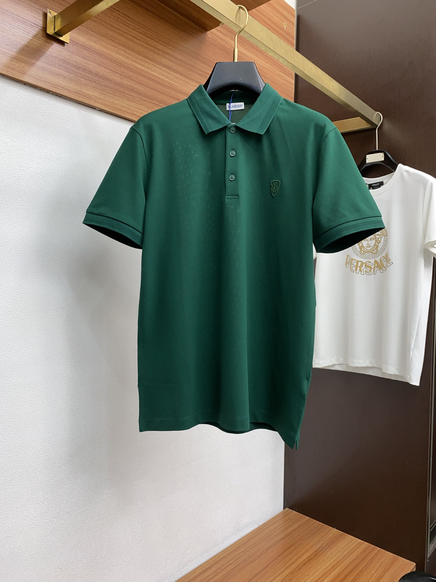 NO:131898,Burberry 2025 new men's lapel POLO shirt short sleeves, imported pure cotton bead floor fabric is presented. The fabric has been dyed with ready-to-wear to create an elegant texture, original customization, imported yarn color dyed, customized rib collar, design logo contrast color, classic makes the clothes soft with the inherent sporty atmosphere. The versatile style makes it very suitable for single wear, all auxiliary materials are all customer-supplied. The thickness is the same as that of conventional bead floor, cool and breathable, skin-friendly and delicate, not sweaty, super comfortable. The solid color design model is atmospheric and fashionable overall, and can be casual and business-friendly!  Code number M-3XL (48-56), burberry, T-shirt, alexander wang19860909巴宝莉 2025新款男士翻领POLO衫短袖 进口纯棉珠地面料呈现 面料经过成衣染色,营造出优雅纹理,原版定制 进口纱线色染 定制罗纹领口 设计logo撞色 经典让衣服与生俱有的运动气息得以柔和.百搭风范令其非常适合单穿,所有辅料全部客供.客供纱制作,厚度和常规珠地一样,凉爽透气,亲肤细腻不闷汗,超级舒服.纯色设计款,整体就是大气时尚,休闲商务都即可！ 码数M-3XL（48-56）,,burberry,T-shirt,alexander wang,Men's clothing