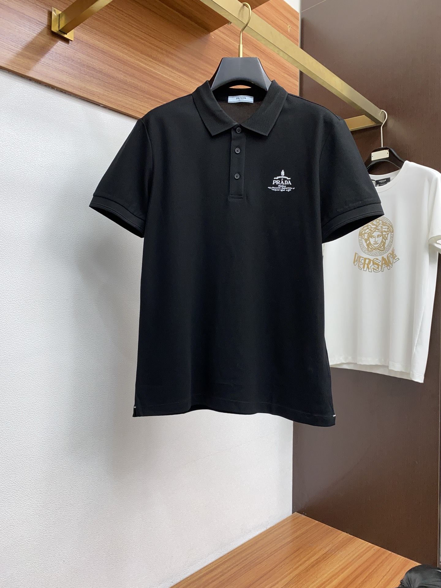 NO:131879,Prada 2025 new men's lapel POLO shirt short sleeves imported pure cotton bead floor fabric is presented. The fabric has been dyed with ready-to-wear to create an elegant texture. Original customization, imported yarn color dyed, customized rib collar, design logo contrast color, classic makes the clothes soft with the inherent sporty atmosphere. The versatile style makes it very suitable for single wear, all auxiliary materials are all customer-supplied. The thickness is the same as that of conventional bead floor, cool and breathable, skin-friendly and delicate, not sweaty, super comfortable. The solid color design model is atmospheric and fashionable overall, and can be casual and business-friendly!  Code number M-3XL (48-56), prada, T-shirt, alexander wang19860909普拉达 2025新款男士翻领POLO衫短袖 进口纯棉珠地面料呈现 面料经过成衣染色,营造出优雅纹理,原版定制 进口纱线色染 定制罗纹领口 设计logo撞色 经典让衣服与生俱有的运动气息得以柔和.百搭风范令其非常适合单穿,所有辅料全部客供.客供纱制作,厚度和常规珠地一样,凉爽透气,亲肤细腻不闷汗,超级舒服.纯色设计款,整体就是大气时尚,休闲商务都即可！ 码数M-3XL（48-56）,,prada,T-shirt,alexander wang,Men's clothing