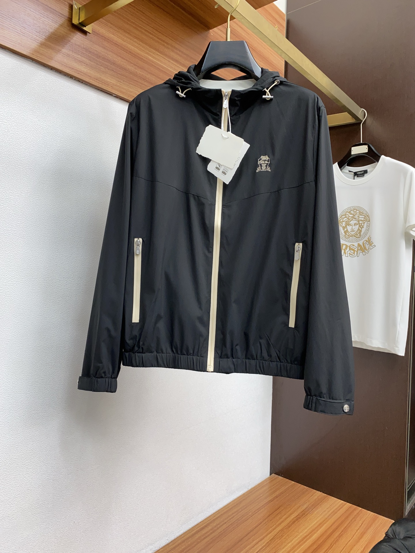 NO:131925,BC 2025FW men's hooded jacket men's jacket, casual and daily wear items!  The upper body shape and jacquard fabric perfectly combine fashion aesthetics with the concept of new urban business and leisure. The whole body interprets the Italian-style ability and outdoor functional style, both solemn and harmonious, creating a unique styling item. The overall outline tends to be simple, with a rather unique and elegant detail treatment, enriching the overall vision. The wardrobe has excellent high attendance rate for business and leisure!  It is hard to find!  48-56 (please report height and weight by placing an order),, jackets & coats, jackets & coats,hats,alexander wang19860909BC 2025FW男士连帽夹克男装外套,休闲日常穿搭单品！上身修饰身形、提花面料将时装美学和新都市商务休闲概念完美融合,通体将意式的干练和户外功能性风格极致诠释,亦庄亦谐,塑造出别具一格的造型单品,整体轮廓趋于简约风格,颇为个性且雅痞的细节处理,丰富了整体视觉.衣橱商务休闲绝佳的高出勤率！可遇而不可求！48-56（下单请报身高体重）,,jackets & coats,jackets & coats,hats,alexander wang,Men's clothing