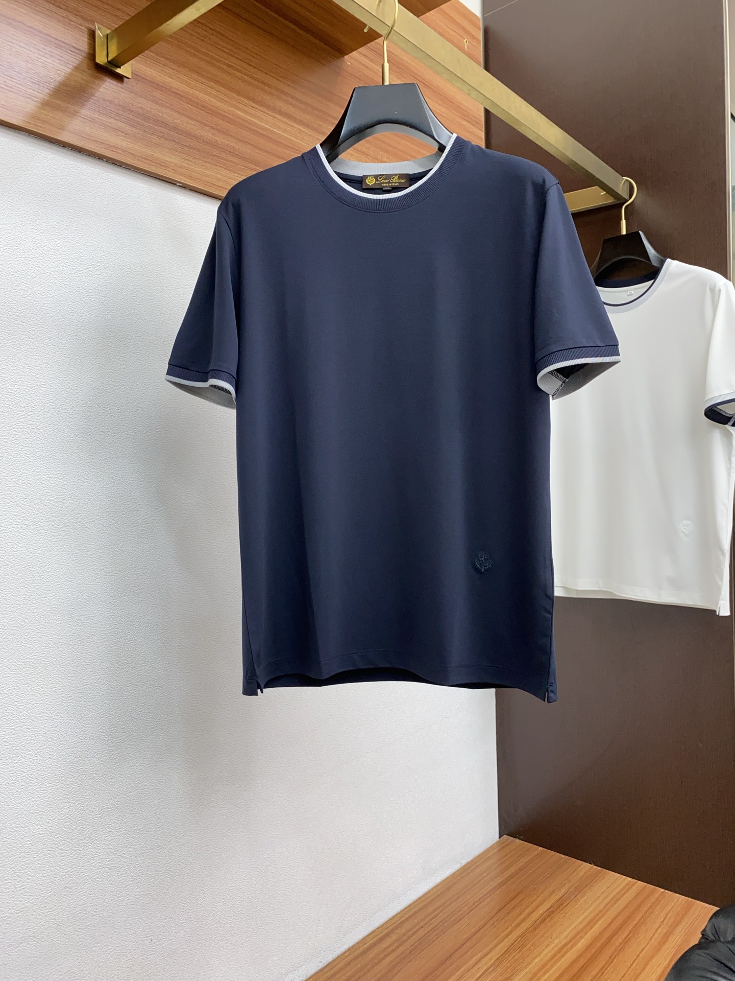 NO:131892,LP Noyou Pianya 2025ss Spring and Summer New Product, uses Modal mercerized cotton fabric, the fabric has been washed and has a softer feel, which is perfect, with a very strong texture, and the top classic pattern embellishes the iconic brand logo, highlighting the brand style, soft texture, simple and unique charm, close to the body, cool and smooth. It absorbs moisture and sweats, is simple and generous without losing its fashion, the three-dimensional cut, and the upper body is super stylish!  Super casual, fashionable and versatile!  Code number M-3XL, loro piana,alexander wang19860909LP 诺悠翩雅 2025ss春夏新品,采用莫代尔丝光棉面料,布料经过洗水处理,手感更柔软,堪称完美,质感非常强,顶级经典图案点缀标志性品牌标识,彰显品牌格调,质感柔软,简约而富有独特魅力,贴身冰爽顺滑.吸湿排汗,简约大方又不失时尚,版型立体裁剪,上身超有型！超级休闲时尚百搭！ 码数Ｍ-3XL,,loro piana,alexander wang,Men's clothing