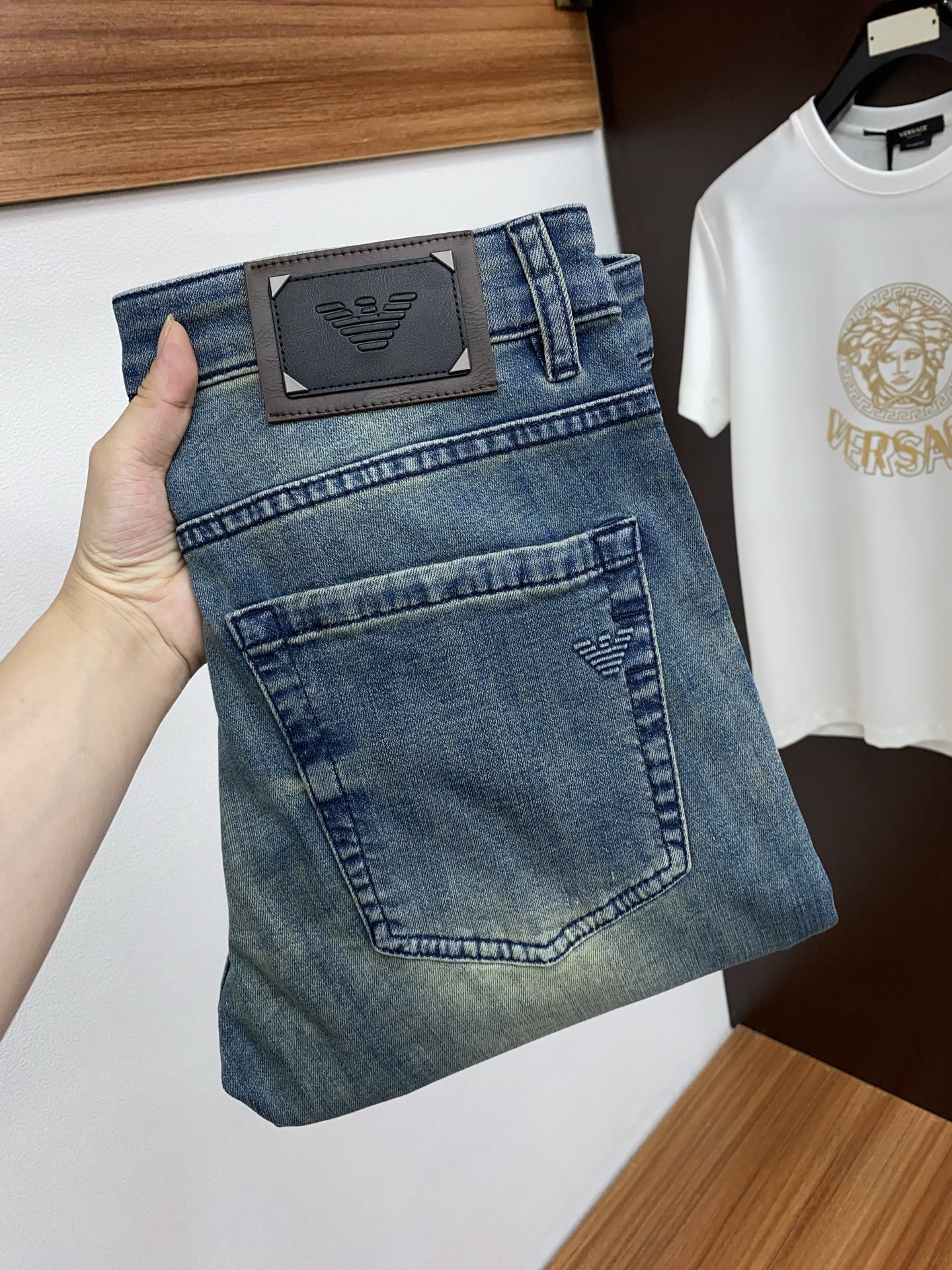 NO:131906,Armani 25 spring and summer new product, slim-fitting original single men's wash jeans purebred product, a must-have type every season, a hot-selling ace item that needs no doubt, conforms to the best matching color number of the four seasons. The overall style continues the tone of SLP, and integrates a variety of arts and esthetics throughout the body. Washing and making it look old is natural, creating an unruly and individual style!  The details are excellent, very sophisticated, and the auxiliary materials are all supplied to customers. The metal chain strongly demonstrates the brand identity!  The heavyweight Japanese imported denim fabric is very well washed and impeccable!  Perfect cut Size 28-38 35 No 37, loro piana,armani,jeans,alexander wang19860909阿玛尼 25春夏新品 修身原单男士水洗牛仔裤纯血统品 每季必出的类型,无需质疑的热卖王牌单品,符合四季最佳的搭配色号 整体的风格延续了SLP的基调,通体融入了多种工艺美学,水洗做旧浑然天成,缔造出不羁与个性的风格！细节方面极为出色,非常匠心考究,通体的辅料皆为客供 金属链条有力彰显了品牌身份！重磅日本进口的丹宁面料,水洗相当出色,无可挑剔！版型剪裁完美 尺码 28-38 有35 无37,,loro piana,armani,jeans,alexander wang,Men's clothing