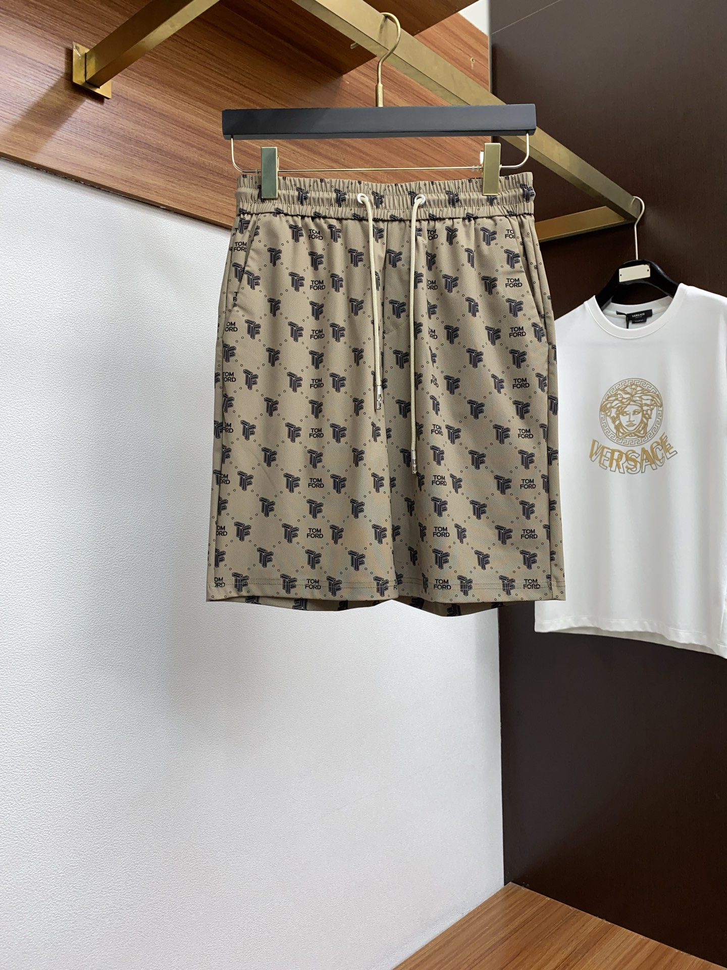 NO:135712,TF 2025 spring and summer new style, the latest casual shorts. The original pants are casual and versatile, casual and lazy, high-end custom imported quick-drying elastic fabric, customized craftsmanship, and full of comfort. High-end and atmospheric, does the summer taste have? First choice. m-5xL,,tom ford, shorts, alexander wang19860909TF 2025春夏季新款,最新休闲短裤.原版裤型上身休闲百搭、随性慵懒范,高级定制进口速干弹力面料,订制工艺 舒适感爆棚.高端大气,夏天的味道有没有,首选 . m-5xL,,tom ford,shorts,alexander wang,Men's clothing