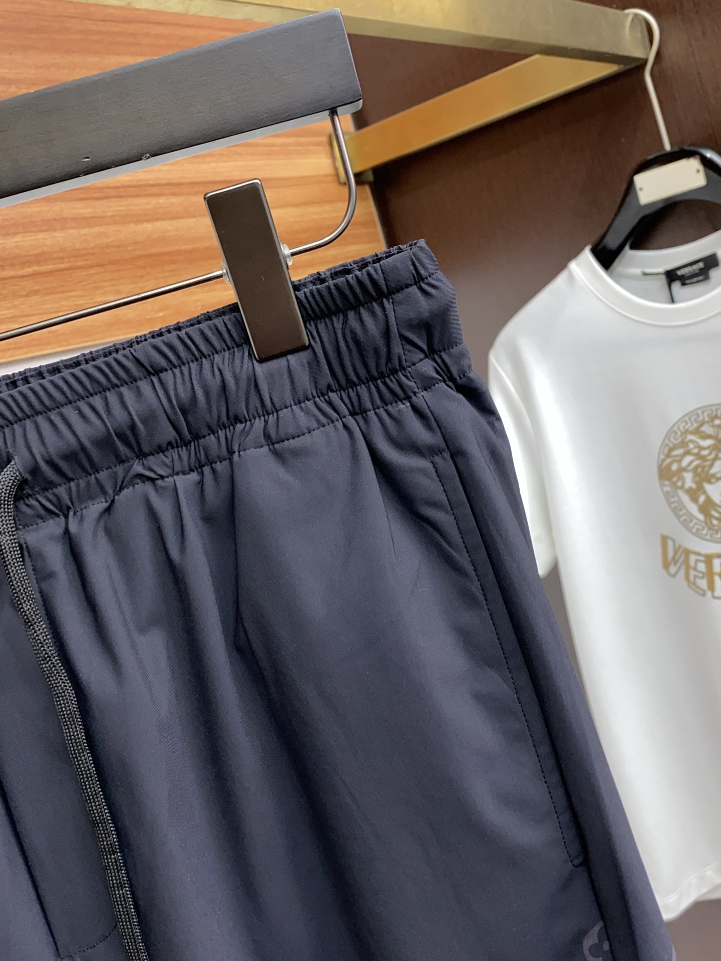 Louis Vuitton Spring 2025: New Edition Leisure Shorts with Custom Ice Cream Print - 图片 3
