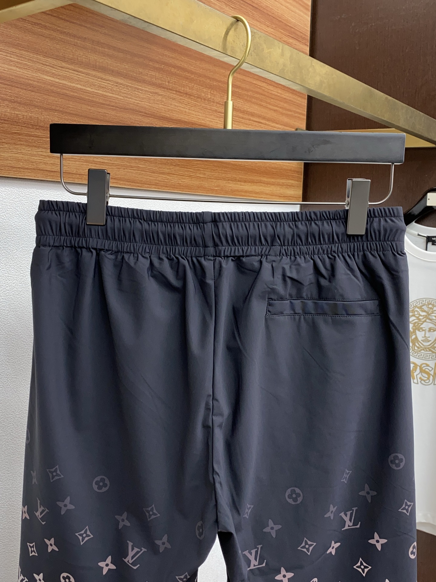 Louis Vuitton Spring 2025: New Edition Leisure Shorts with Custom Ice Cream Print - 图片 9