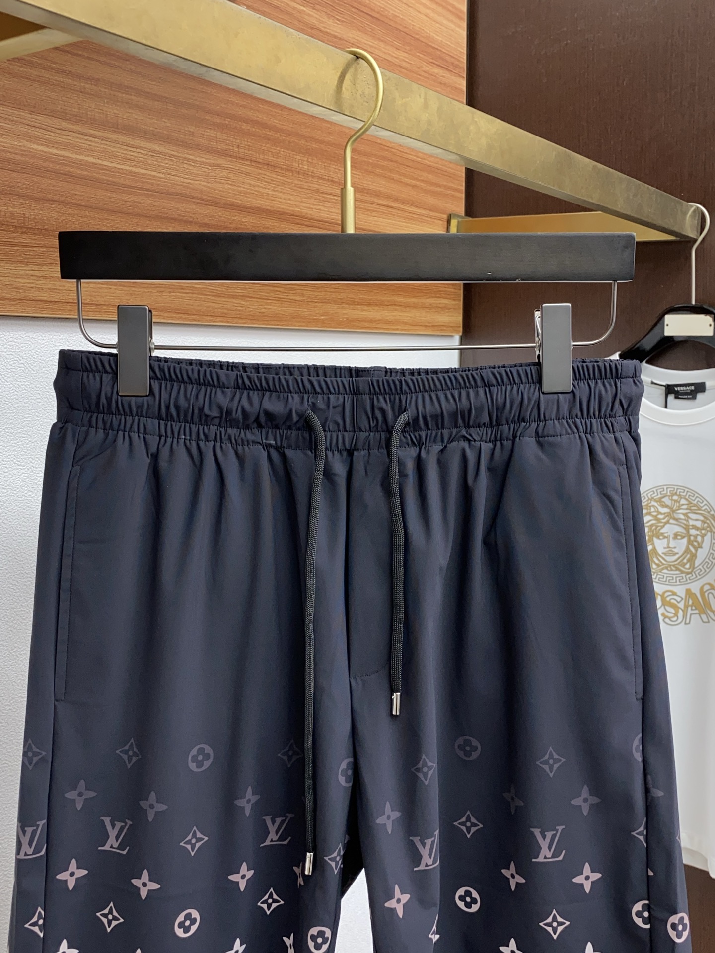 Louis Vuitton Spring 2025: New Edition Leisure Shorts with Custom Ice Cream Print - 图片 2
