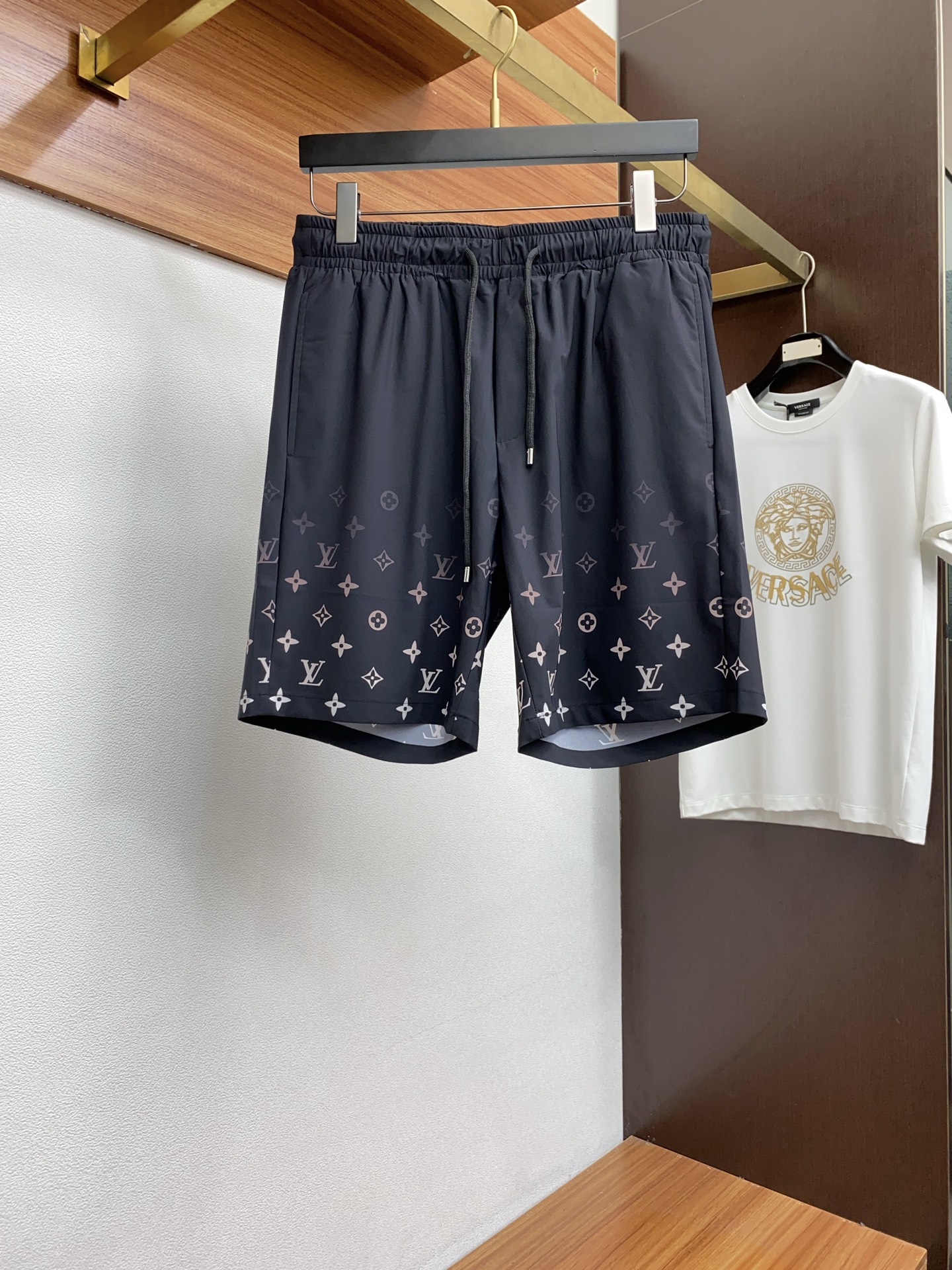 Louis Vuitton Spring 2025: New Edition Leisure Shorts with Custom Ice Cream Print - 图片 1