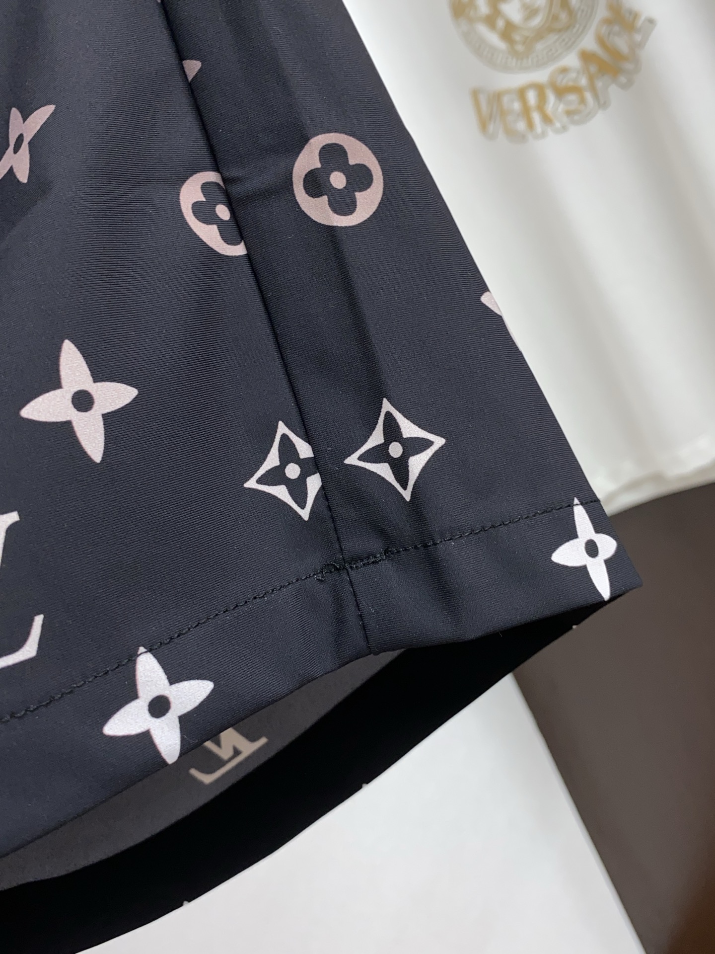 Louis Vuitton Spring 2025: New Edition Leisure Shorts with Custom Ice Cream Print - 图片 4