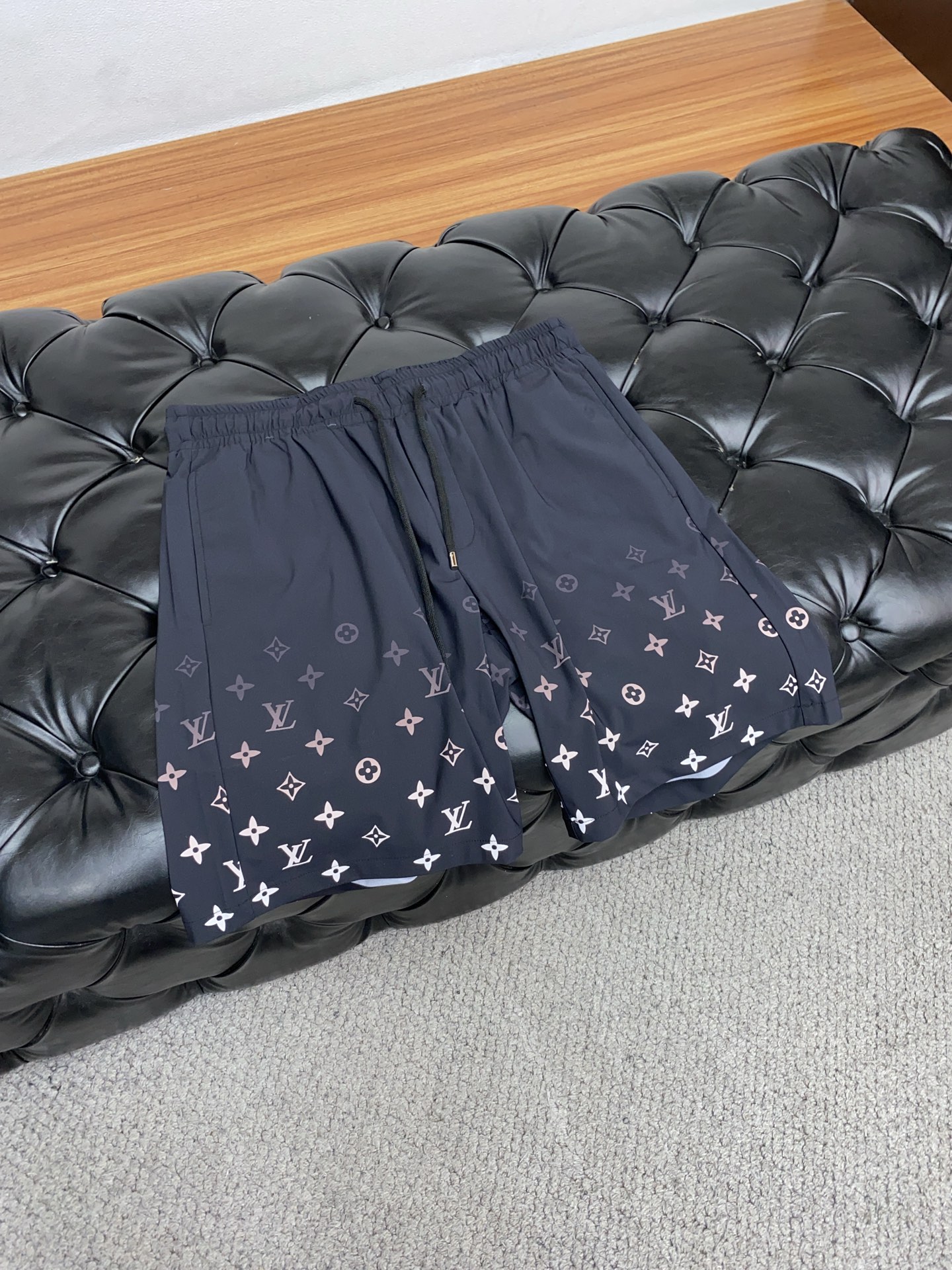 Louis Vuitton Spring 2025: New Edition Leisure Shorts with Custom Ice Cream Print - 图片 7