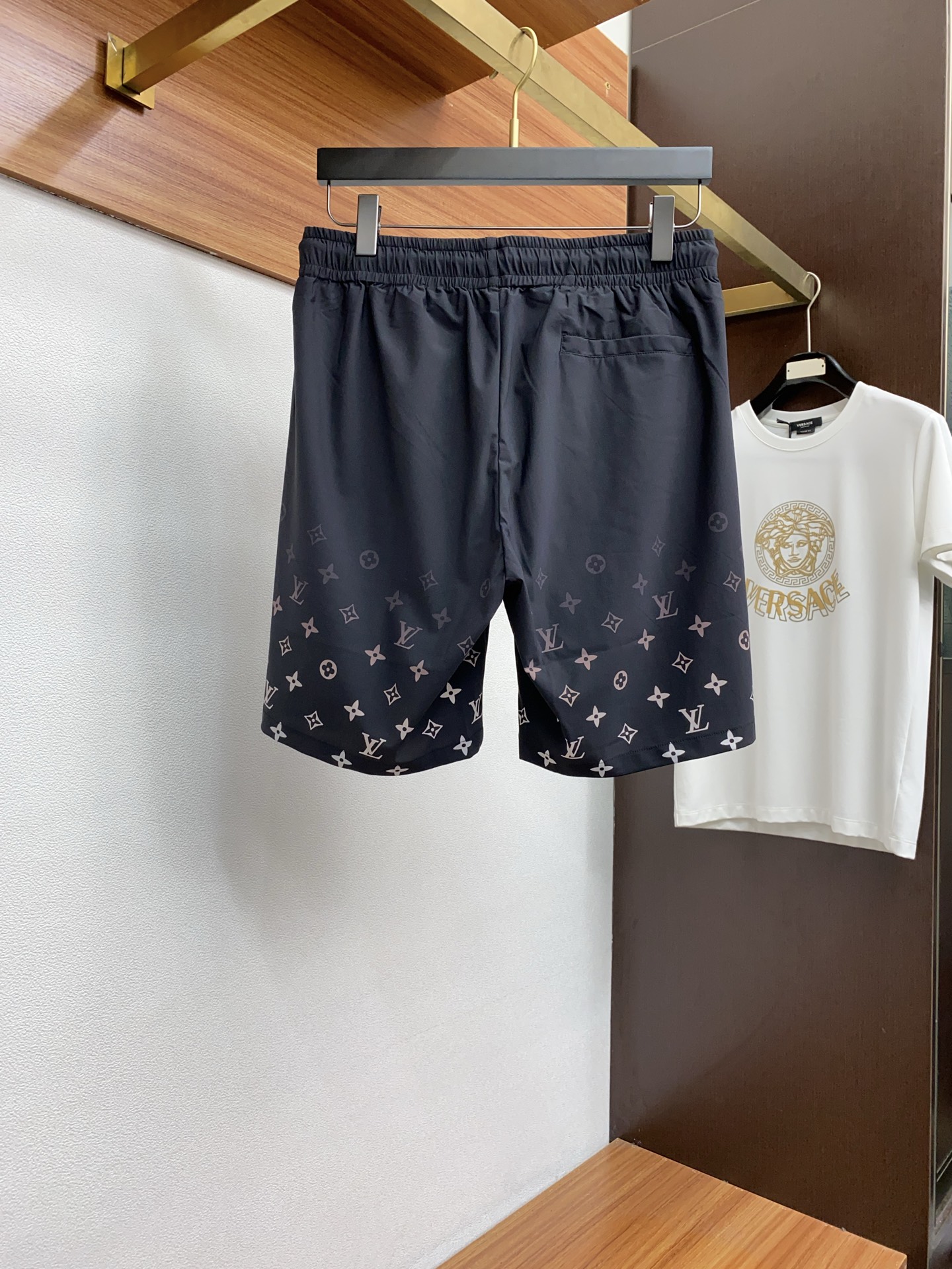 Louis Vuitton Spring 2025: New Edition Leisure Shorts with Custom Ice Cream Print - 图片 8