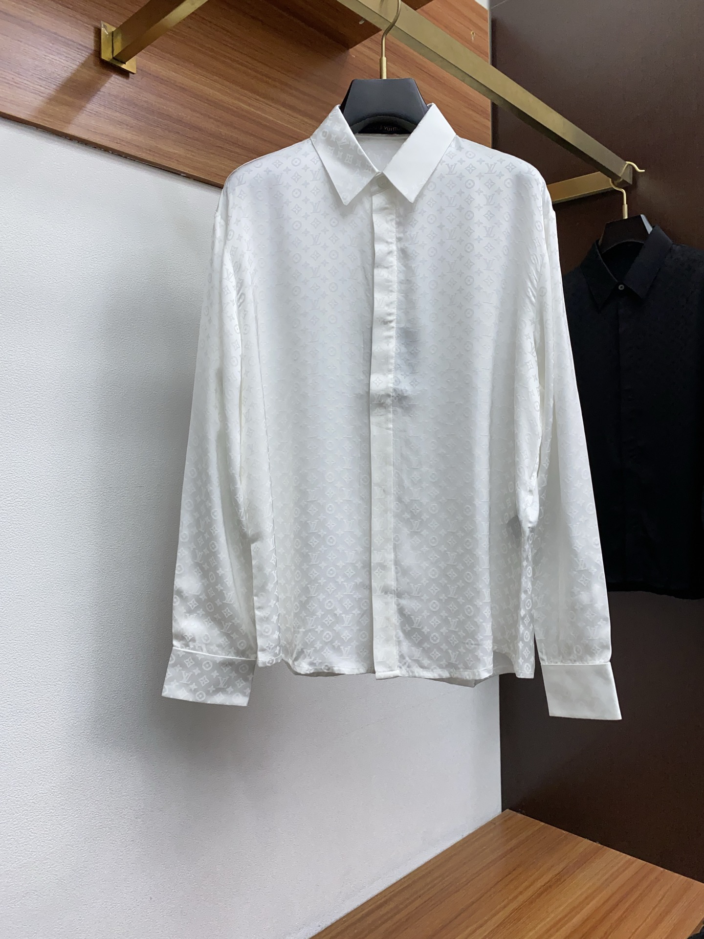 NO:135695,1v Louis Vuitton Early Spring 2025 latest fashion designer shirts, details everywhere show the craftsmanship, sufficient high-level structural tailoring design changes to show the diverse image changes of men, slim and neat, tailoring, meet the popular multi-layered outfits and versatile life styles!  Count 48-56, louis vuitton,shirts,alexander wang198609091v 路易威登 早春款2025最新款时尚设计师款衬衫处处细节显工艺足够的高级结构性剪裁的设计改变来展现男士多样的形象变化,修身利落、剪裁合体,满足时下正流行的多层次穿搭,生活百搭款式！ 码数48-56,,louis vuitton,shirts,alexander wang,Men's clothing