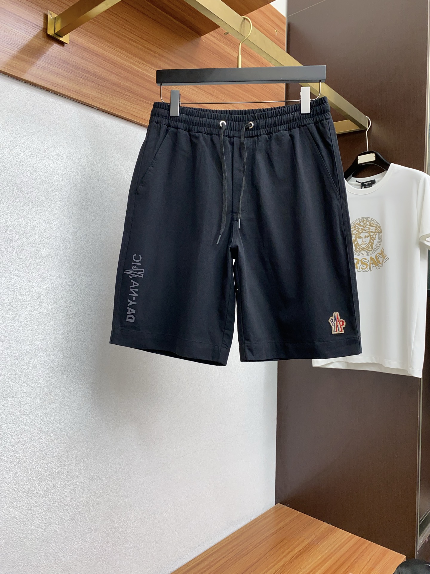 NO:135714,The covers S-2xL (equivalent to 30-38 large) 2025 spring and summer new style, the latest casual shorts. The original pants are casual and versatile, casual and lazy, high-end custom imported double-sided plain cotton elastic fabric, customized craftsmanship, full of comfort. High-end and atmospheric, does the summer taste have? First choice.,,Moncler, shorts,alexander wang19860909蒙口 S-2xL（相当于30-38偏大）2025春夏季新款,最新休闲短裤.原版裤型上身休闲百搭、随性慵懒范,高级定制进口双面平纹纯棉弹力面料,订制工艺 舒适感爆棚.高端大气,夏天的味道有没有,首选 .,,Moncler,shorts,alexander wang,Men's clothing