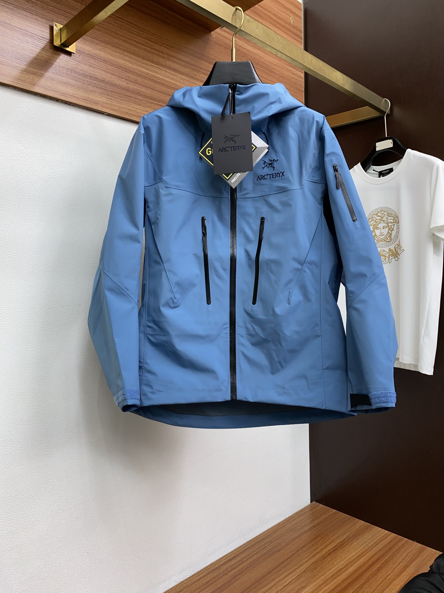 NO:150466,SV seventh generation jacket ‘Archaew bird Alpha series Sv 7th generation GORE-TEX Pro embroidered logo pattern casual sports hooded zipper hard shell jacket Color fat carp blue/black/stone green/Bordeaux red/black green/washed blue/dawn blue/Egyptian orange Size XS—XXL,,loro pianaarc'teryx,hats,alexander wang19860909SV七代冲锋衣 ‘始祖鸟 Alpha系列 Sv 第7代 GORE-TEX Pro 刺绣Logo图案休闲运动连帽拉链硬壳冲锋衣 颜色脂鲤蓝/黑色/磐石绿/波尔多红/黑绿金/水洗蓝/破晓蓝/埃及橙 尺码XS—XXL,,loro pianaarc'teryx,hats,alexander wang,Men's clothing