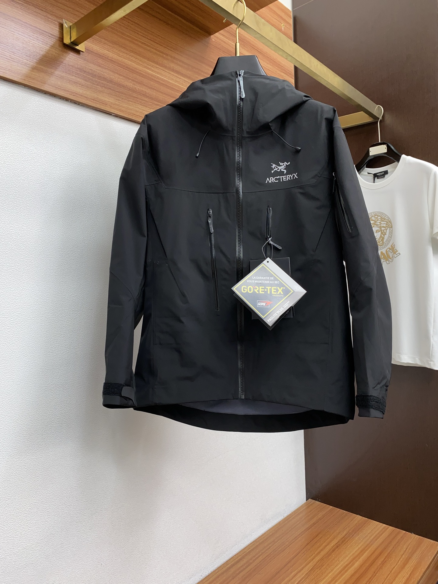 NO:141755,SV seventh generation jacket ‘Archaew bird Alpha series Sv 7th generation GORE-TEX Pro embroidered logo pattern casual sports hooded zipper hard shell jacket Color fat carp blue/black/stone green/Bordeaux red/black green/washed blue/dawn blue/Egyptian orange Size XS—XXL,,loro pianaarc'teryx,hats,alexander wang19860909SV七代冲锋衣 ‘始祖鸟 Alpha系列 Sv 第7代 GORE-TEX Pro 刺绣Logo图案休闲运动连帽拉链硬壳冲锋衣 颜色脂鲤蓝/黑色/磐石绿/波尔多红/黑绿金/水洗蓝/破晓蓝/埃及橙 尺码XS—XXL,,loro pianaarc'teryx,hats,alexander wang,Men's clothing