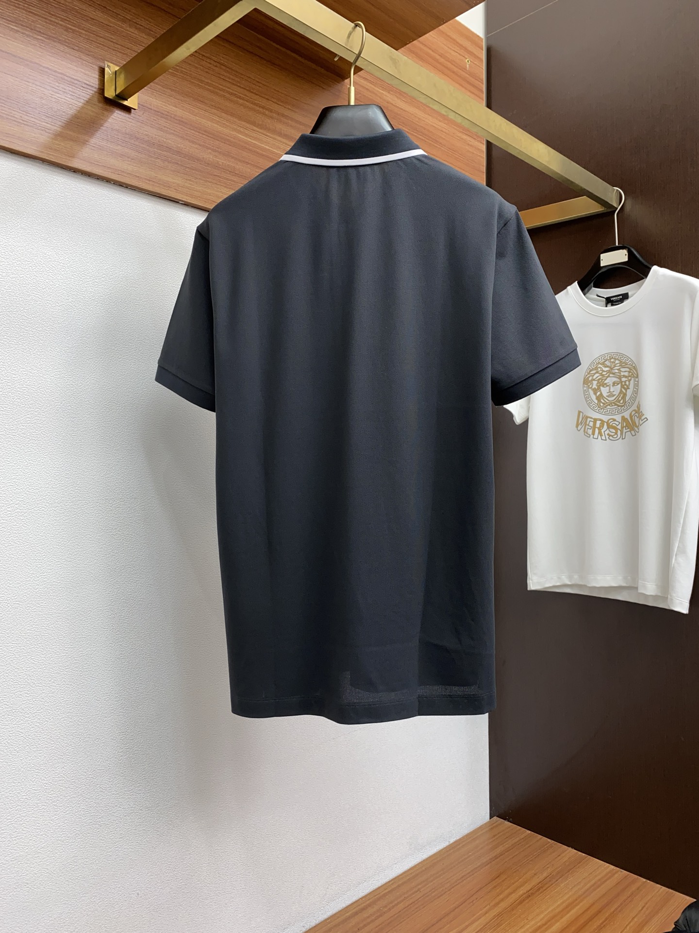  古奇 2025新款男士翻领POLO衫短袖
进口纯棉珠地面料呈现 面料经过成衣染色，营造出优雅纹理，原版