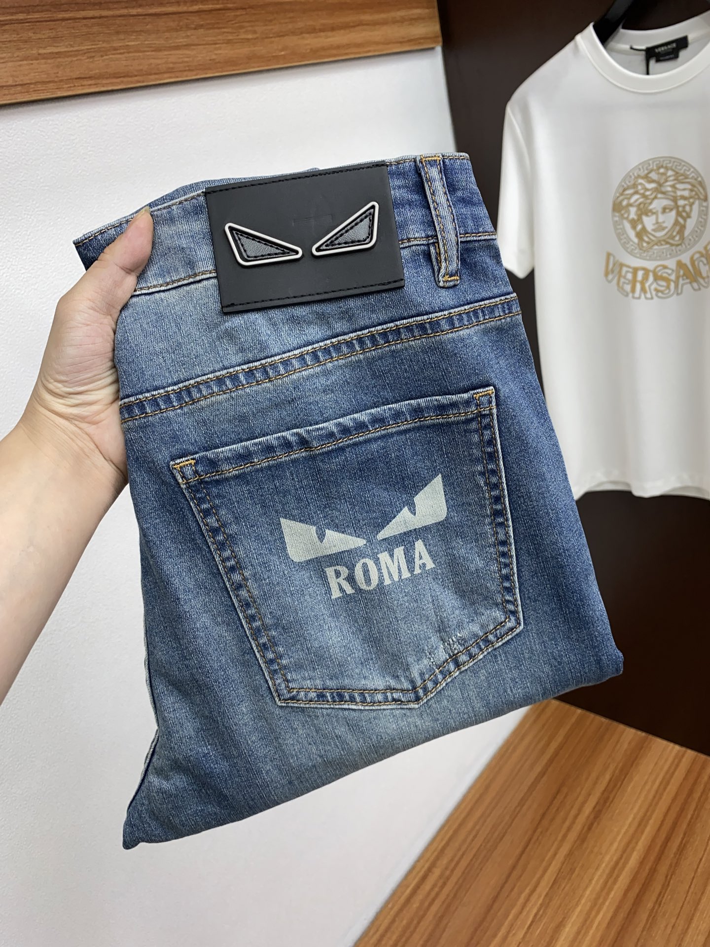 NO:135120,Fendi 25ss Spring and Summer New Style Men's Small Straight Original Single Jeans Autumn and Winter New Style is super soft, elastic fabric, complex handicraft superposition. Any washing step lasts for a few seconds and will become a completely different color effect, so it is more precious, especially long-lasting and taste-resistant... Choose the best tannin elastic texture, genuine leather leather cards, high-quality metal accessories... to create a unique and original jeans style!  Original hardware accessories, super positive style, comfortable and breathable, extremely high grade, counter quality, and handsome upper body. Number of codes 28-38 No 35 37,,fendi,jeans,alexander wang19860909芬迪 25ss春夏新款 男士小直筒原单 牛仔裤 秋冬新款超柔软,弹力面料,复杂的手工艺叠加,任何一个洗水环节多停留几秒都会变成完全不一样的颜色效果,所以越加珍贵,特别持久、耐味…… 选用上乘的丹宁弹力质感,真皮皮牌、高定的金属辅料……打造出独特及原创的牛仔裤款型！原版五金辅料,版型超正,舒适透气,档次极高,专柜品质,上身帅气十足. 码数28-38 无35 37,,fendi,jeans,alexander wang,Men's clothing